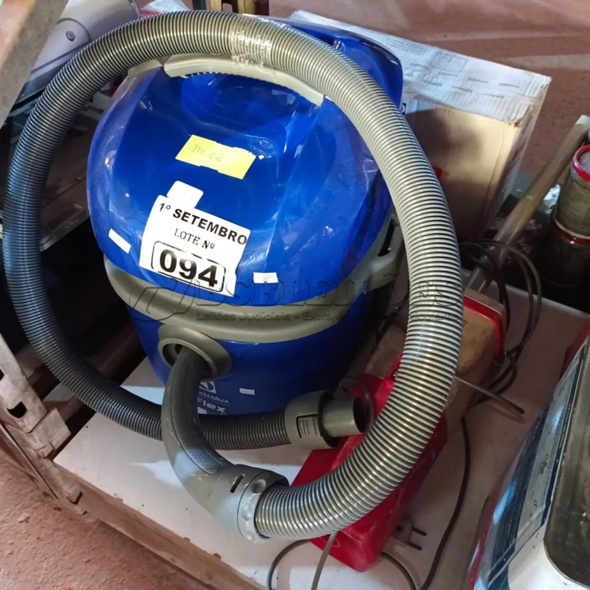 LOTE 094 - 02 ASPIRADORES DE PÓ SENDO 01 MARCA ELECTROLUX FLEX 1400 (NO ESTADO) ATENÇÃO! FAZER A VISITAÇÃO ANTES DE ARREMATAR, NÃO SABEMOS SE FUNCIONA. LEILÃO NÃO TEM GARANTIA E NEM DEVOLUÇÃO, SUJEITO A POSSÍVEIS AVARIAS VISÍVEIS/OCULTAS E/OU AUSÊNCIA DE COMPONENTES.