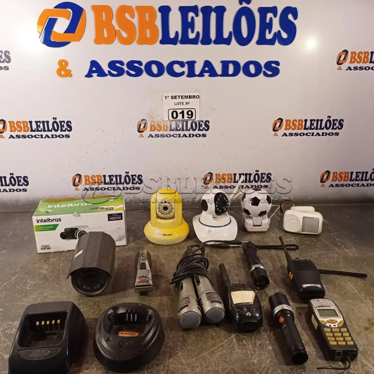 LOTE 019 - 05 CÂMERAS DE SEGURANÇA, 02 RÁDIOS E 3 BASES DE RÁDIO COMUNICADOR, 02 MICROFONES E PERIFÉRICOS DIVERSOS. (NO ESTADO) ATENÇÃO! FAZER A VISITAÇÃO ANTES DE ARREMATAR, NÃO SABEMOS SE FUNCIONA. LEILÃO NÃO TEM GARANTIA E NEM DEVOLUÇÃO, SUJEITO A POSSÍVEIS AVARIAS VISÍVEIS/OCULTAS E/OU AUSÊNCIA DE COMPONENTES.