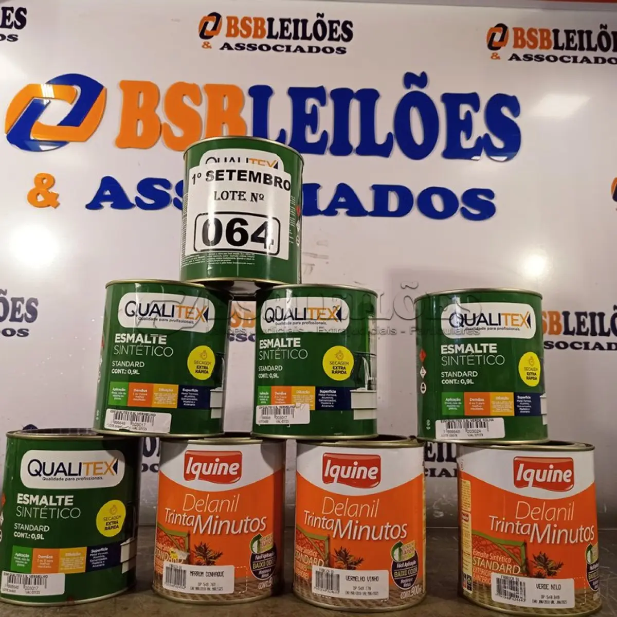 LOTE 064 - 05 LATAS DE ESMALTE SINTÉTICO QUALITEX 0,9L SENDO 04 NA COR VERMELHA E 01 NA COR VERDE FOLHA E 03 LATAS DE ESMALTE SINTÉTICO IQUINE 900ML SENDO 01 MARROM CONHAQUE, 01 VERDE NILO E 01 VERMELHO VINHO. (NO ESTADO) ATENÇÃO! FAZER A VISITAÇÃO ANTES DE ARREMATAR, NÃO SABEMOS SE FUNCIONA. LEILÃO NÃO TEM GARANTIA E NEM DEVOLUÇÃO, SUJEITO A POSSÍVEIS AVARIAS VISÍVEIS/OCULTAS E/OU AUSÊNCIA DE COMPONENTES.