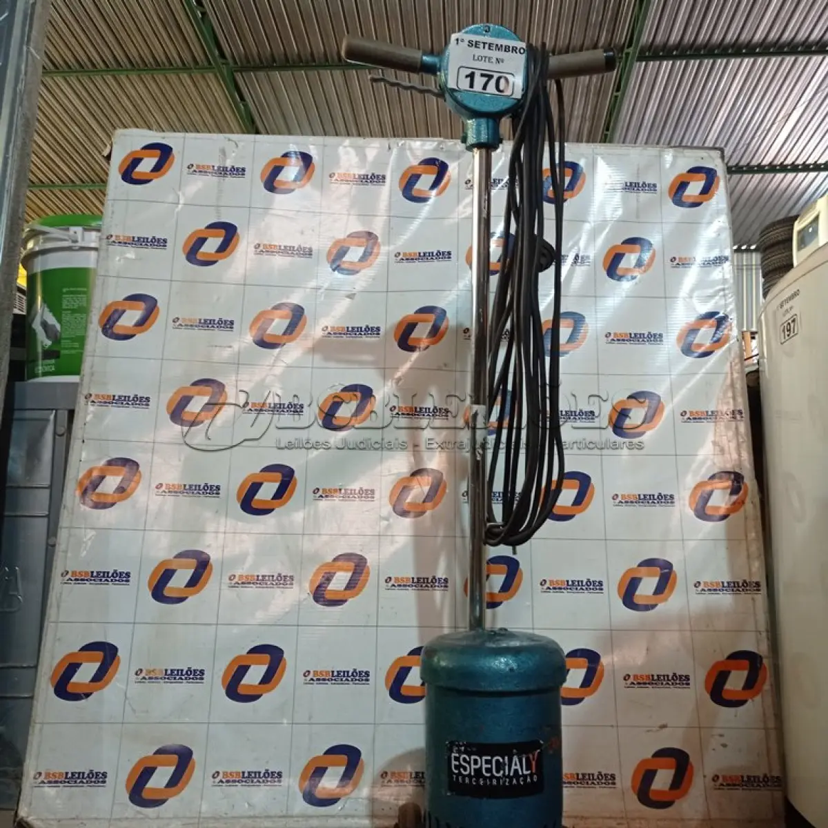 LOTE 170 - 01 ENCERADEIRA INDUSTRIAL STARLUX. (NO ESTADO) ATENÇÃO! FAZER A VISITAÇÃO ANTES DE ARREMATAR, NÃO SABEMOS SE FUNCIONA. LEILÃO NÃO TEM GARANTIA E NEM DEVOLUÇÃO, SUJEITO A POSSÍVEIS AVARIAS VISÍVEIS/OCULTAS E/OU AUSÊNCIA DE COMPONENTES.