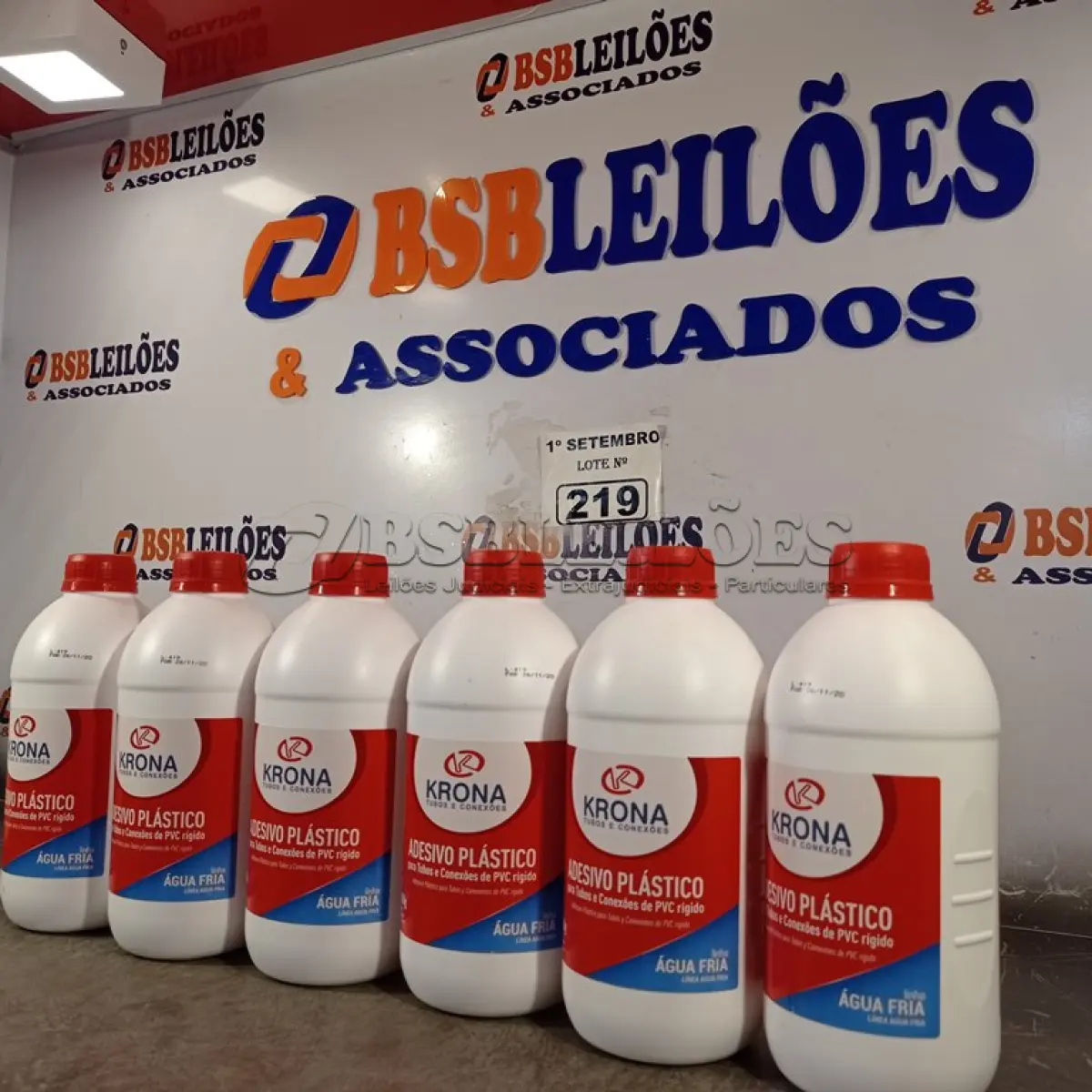 LOTE 219 - 06 TUBOS DE ADESIVO PLÁSTICO PARA TUBOS E CONEXÕES DE PVC RÍGIDO LINHA ÁGUA FRIA 850G. (NO ESTADO) ATENÇÃO! FAZER A VISITAÇÃO ANTES DE ARREMATAR, NÃO SABEMOS SE FUNCIONA. LEILÃO NÃO TEM GARANTIA E NEM DEVOLUÇÃO, SUJEITO A POSSÍVEIS AVARIAS VISÍVEIS/OCULTAS E/OU AUSÊNCIA DE COMPONENTES.