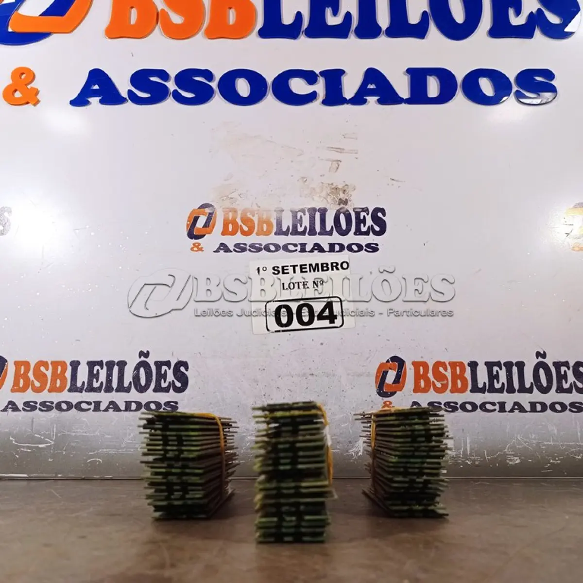 LOTE 004 - 01 LOTE COM VÁRIAS MEMORIAS PARA PC MARCAS E MODELOS DIVERSOS. (NO ESTADO) ATENÇÃO! FAZER A VISITAÇÃO ANTES DE ARREMATAR, NÃO SABEMOS SE FUNCIONA. LEILÃO NÃO TEM GARANTIA E NEM DEVOLUÇÃO, SUJEITO A POSSÍVEIS AVARIAS VISÍVEIS/OCULTAS E/OU AUSÊNCIA DE COMPONENTES.
