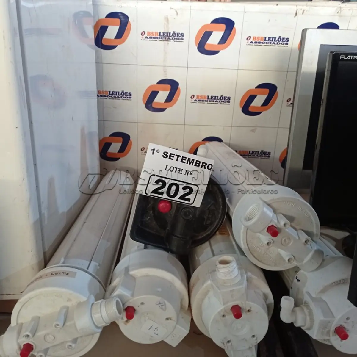 LOTE 202 - 06 FILTROS PARA CAIXA D’AGUA TIPO CAVALETE. (NO ESTADO) ATENÇÃO! FAZER A VISITAÇÃO ANTES DE ARREMATAR, NÃO SABEMOS SE FUNCIONA. LEILÃO NÃO TEM GARANTIA E NEM DEVOLUÇÃO, SUJEITO A POSSÍVEIS AVARIAS VISÍVEIS/OCULTAS E/OU AUSÊNCIA DE COMPONENTES.