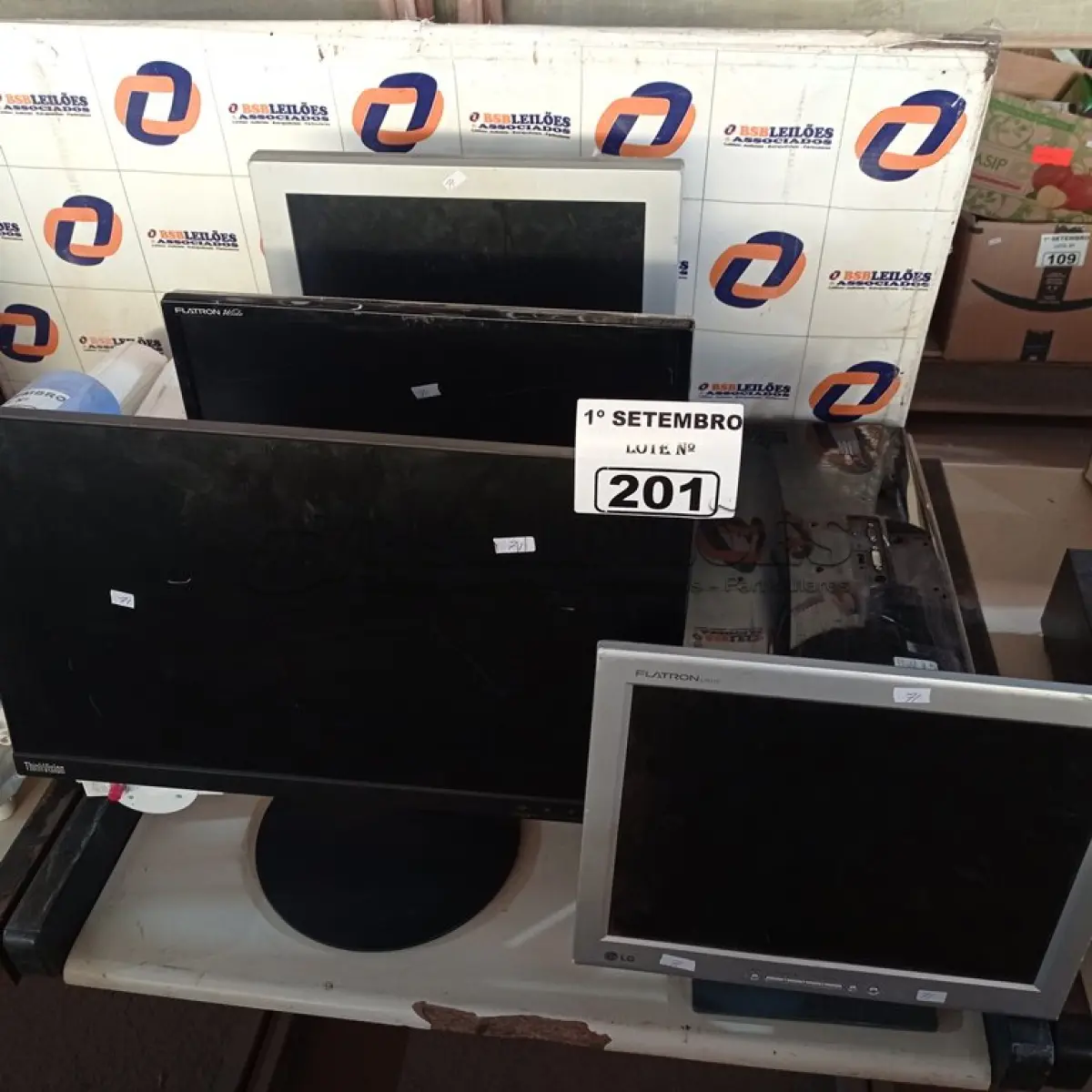 LOTE 201 - 06 MONITORES MARCAS E MODELOS DIVERSOS PARA RETIRADA DE PEÇAS. (NO ESTADO) ATENÇÃO! FAZER A VISITAÇÃO ANTES DE ARREMATAR, NÃO SABEMOS SE FUNCIONA. LEILÃO NÃO TEM GARANTIA E NEM DEVOLUÇÃO, SUJEITO A POSSÍVEIS AVARIAS VISÍVEIS/OCULTAS E/OU AUSÊNCIA DE COMPONENTES.