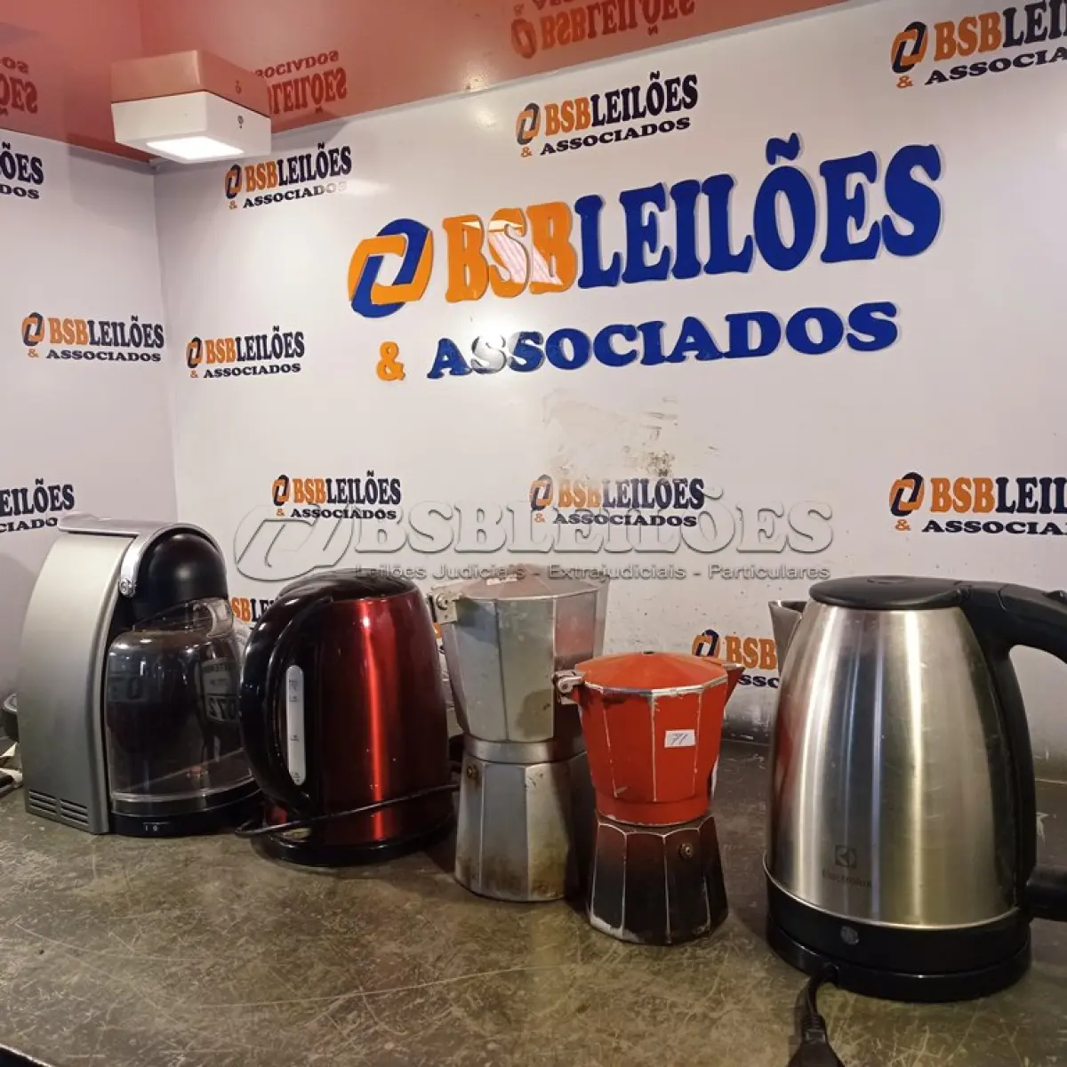 LOTE 072 - 02 CAFETEIRAS ITALIANA, 02 CHALEIRAS ELÉTRICAS E 01 CAFETEIRA NESPRESSO. (NO ESTADO) ATENÇÃO! FAZER A VISITAÇÃO ANTES DE ARREMATAR, NÃO SABEMOS SE FUNCIONA. LEILÃO NÃO TEM GARANTIA E NEM DEVOLUÇÃO, SUJEITO A POSSÍVEIS AVARIAS VISÍVEIS/OCULTAS E/OU AUSÊNCIA DE COMPONENTES.