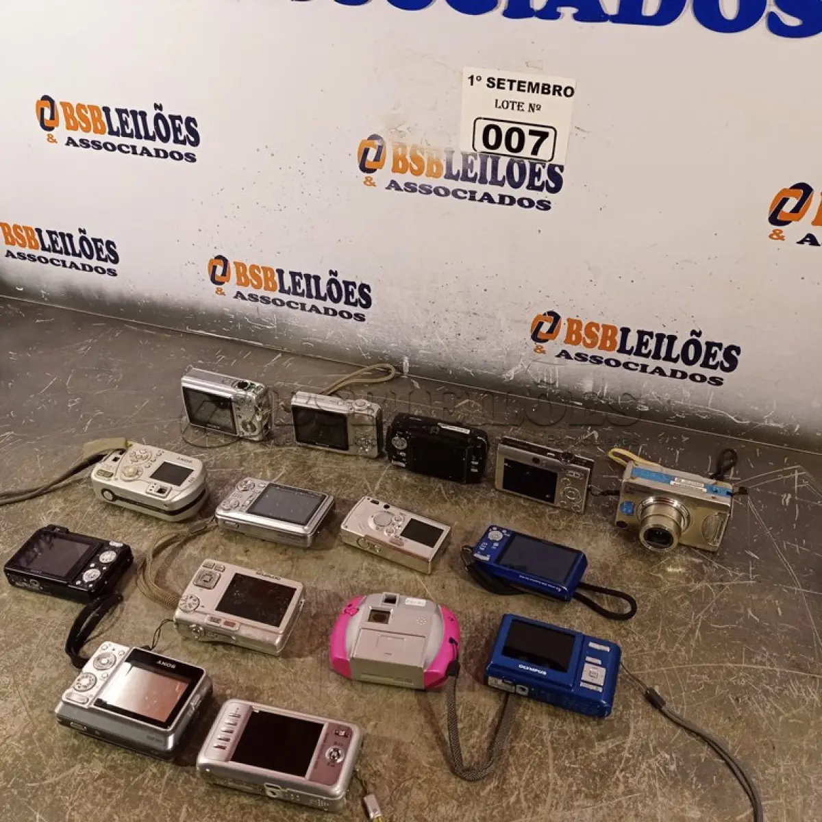 LOTE 007 - 01 LOTE COM VÁRIAS CÂMERAS FOTOGRÁFICAS MARCAS E MODELOS DIVERSOS. (NO ESTADO) ATENÇÃO! FAZER A VISITAÇÃO ANTES DE ARREMATAR, NÃO SABEMOS SE FUNCIONA. LEILÃO NÃO TEM GARANTIA E NEM DEVOLUÇÃO, SUJEITO A POSSÍVEIS AVARIAS VISÍVEIS/OCULTAS E/OU AUSÊNCIA DE COMPONENTES.