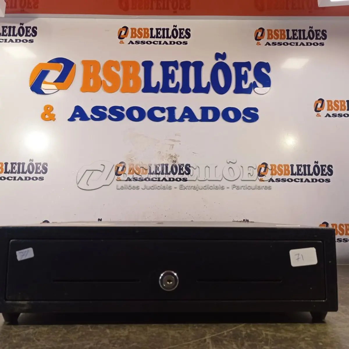 LOTE 078 - 01 GAVETA PARA CAIXA. (NO ESTADO) ATENÇÃO! FAZER A VISITAÇÃO ANTES DE ARREMATAR, NÃO SABEMOS SE FUNCIONA. LEILÃO NÃO TEM GARANTIA E NEM DEVOLUÇÃO, SUJEITO A POSSÍVEIS AVARIAS VISÍVEIS/OCULTAS E/OU AUSÊNCIA DE COMPONENTES.