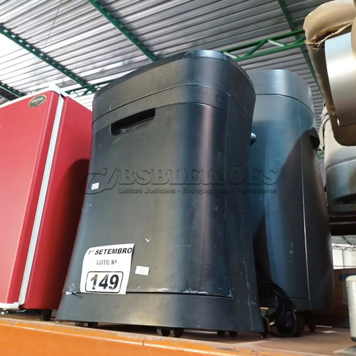 LOTE 149 - 02 FRAGMENTADORAS DE PAPEL MARCAS E MODELOS DIVERSOS. (NO ESTADO) ATENÇÃO! FAZER A VISITAÇÃO ANTES DE ARREMATAR, NÃO SABEMOS SE FUNCIONA. LEILÃO NÃO TEM GARANTIA E NEM DEVOLUÇÃO, SUJEITO A POSSÍVEIS AVARIAS VISÍVEIS/OCULTAS E/OU AUSÊNCIA DE COMPONENTES.