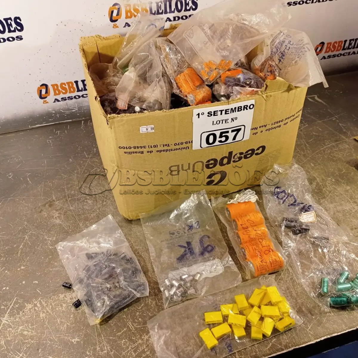 LOTE 057 - 01 CAIXA COM GRANDE QUANTIDADE DE CAPACITORES E RESISTORES ELETROLÍTICOS DIVERSOS. (NO ESTADO) ATENÇÃO! FAZER A VISITAÇÃO ANTES DE ARREMATAR, NÃO SABEMOS SE FUNCIONA. LEILÃO NÃO TEM GARANTIA E NEM DEVOLUÇÃO, SUJEITO A POSSÍVEIS AVARIAS VISÍVEIS/OCULTAS E/OU AUSÊNCIA DE COMPONENTES.