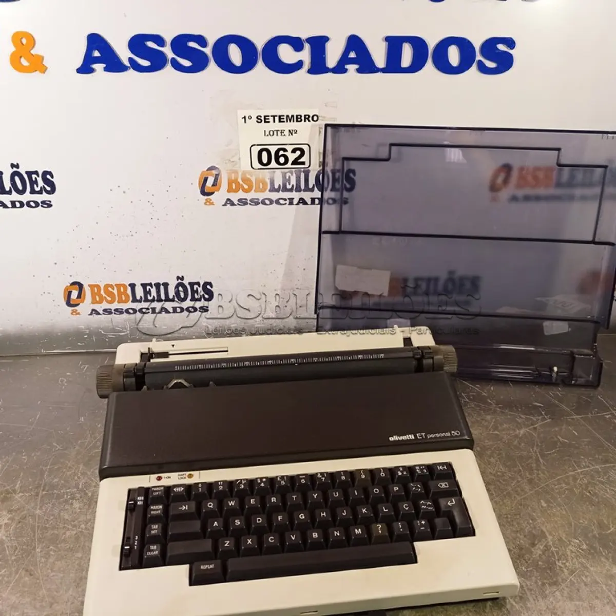 LOTE 062 - 01 MÁQUINA DE ESCREVER ELÉTRICA MARCA OLIVETTI PERSONAL 50. (NO ESTADO) ATENÇÃO! FAZER A VISITAÇÃO ANTES DE ARREMATAR, NÃO SABEMOS SE FUNCIONA. LEILÃO NÃO TEM GARANTIA E NEM DEVOLUÇÃO, SUJEITO A POSSÍVEIS AVARIAS VISÍVEIS/OCULTAS E/OU AUSÊNCIA DE COMPONENTES.