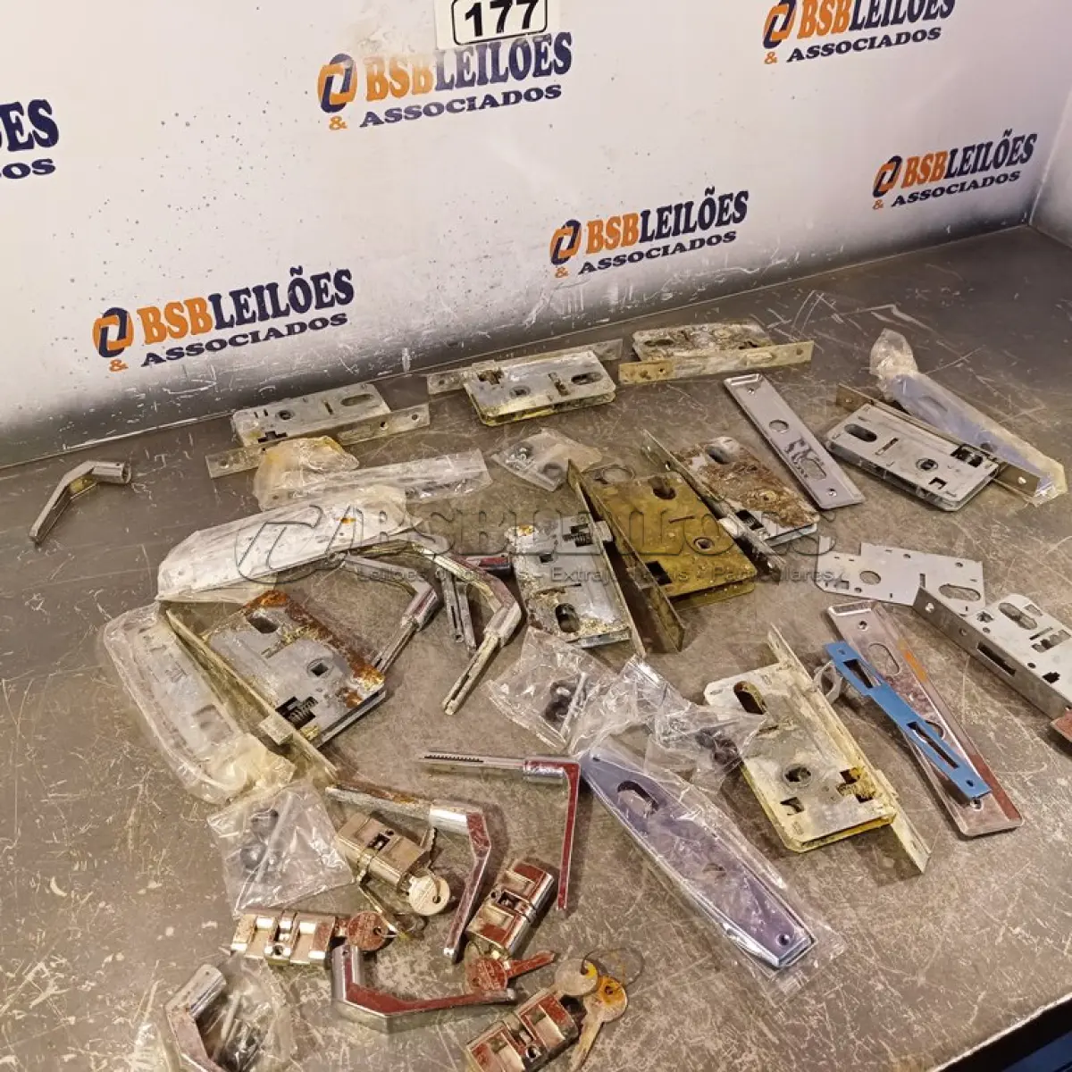 LOTE 177 - 01 LOTE COM VÁRIAS FECHADURAS MARCAS E MODELOS DIVERSOS. (NO ESTADO) ATENÇÃO! FAZER A VISITAÇÃO ANTES DE ARREMATAR, NÃO SABEMOS SE FUNCIONA. LEILÃO NÃO TEM GARANTIA E NEM DEVOLUÇÃO, SUJEITO A POSSÍVEIS AVARIAS VISÍVEIS/OCULTAS E/OU AUSÊNCIA DE COMPONENTES.