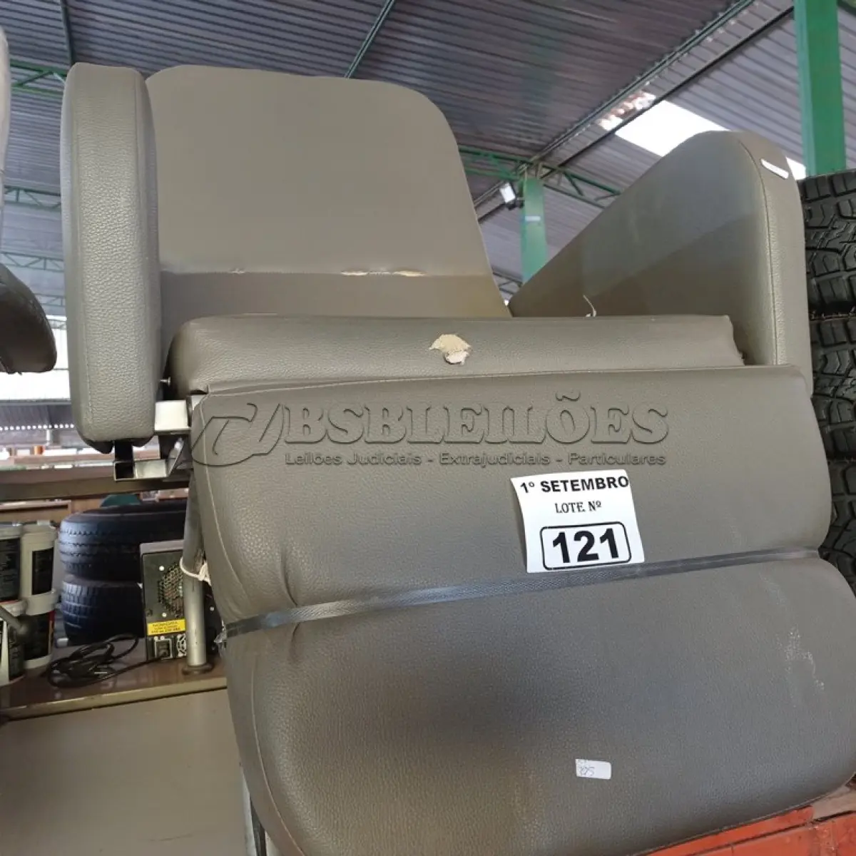 LOTE 121 - 01 POLTRONA PARA DESCANSO. (NO ESTADO) ATENÇÃO! FAZER A VISITAÇÃO ANTES DE ARREMATAR, NÃO SABEMOS SE FUNCIONA. LEILÃO NÃO TEM GARANTIA E NEM DEVOLUÇÃO, SUJEITO A POSSÍVEIS AVARIAS VISÍVEIS/OCULTAS E/OU AUSÊNCIA DE COMPONENTES.