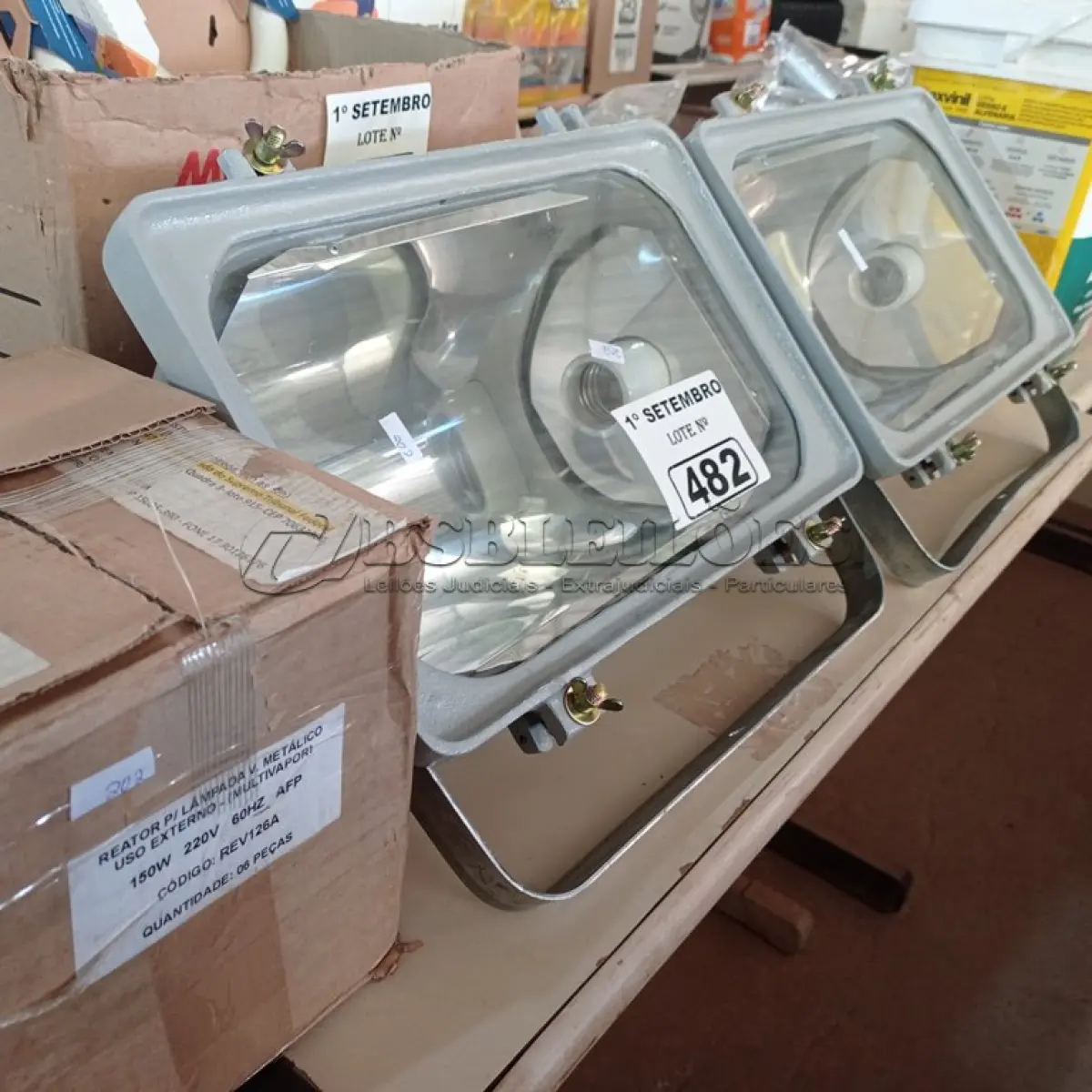 LOTE 482 - 02 LUMINÁRIAS DE PÁTIO E 04 REATORES PARA LÂMPADA VAPOR METÁLICO 150W. (NO ESTADO) ATENÇÃO! FAZER A VISITAÇÃO ANTES DE ARREMATAR, NÃO SABEMOS SE FUNCIONA. LEILÃO NÃO TEM GARANTIA E NEM DEVOLUÇÃO, SUJEITO A POSSÍVEIS AVARIAS VISÍVEIS/OCULTAS E/OU AUSÊNCIA DE COMPONENTES.