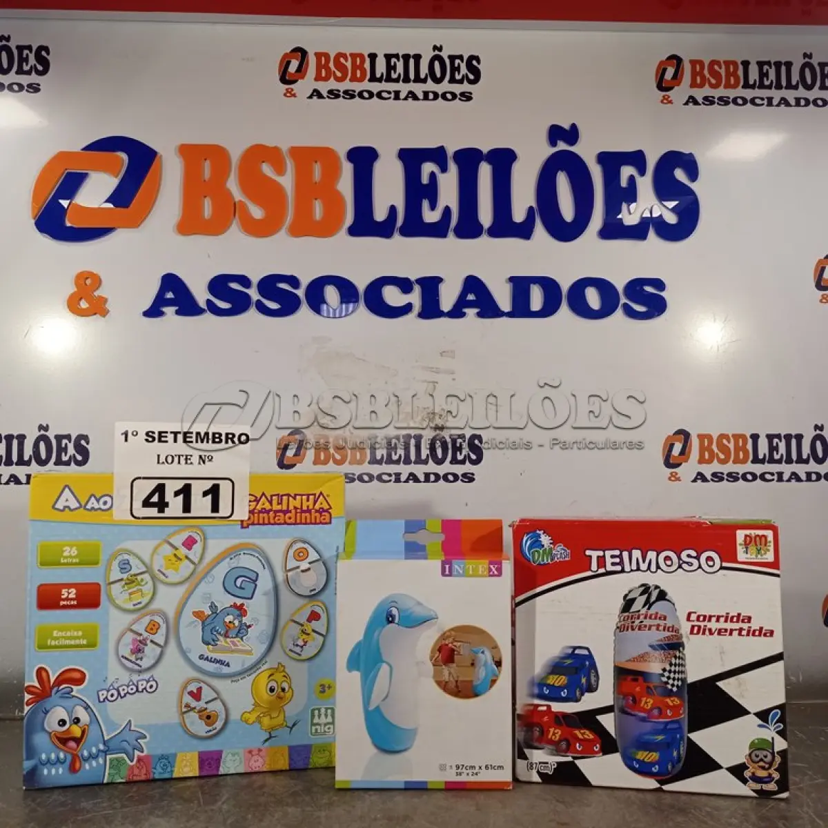 LOTE 411 - 02 BONECOS JOÃO TEIMOSO SENDO 01 GOLFINHO E 01 ALFABETO DE MADEIRA DA GALINHA PINTADINHA. (NO ESTADO) ATENÇÃO! FAZER A VISITAÇÃO ANTES DE ARREMATAR, NÃO SABEMOS SE FUNCIONA. LEILÃO NÃO TEM GARANTIA E NEM DEVOLUÇÃO, SUJEITO A POSSÍVEIS AVARIAS VISÍVEIS/OCULTAS E/OU AUSÊNCIA DE COMPONENTES.