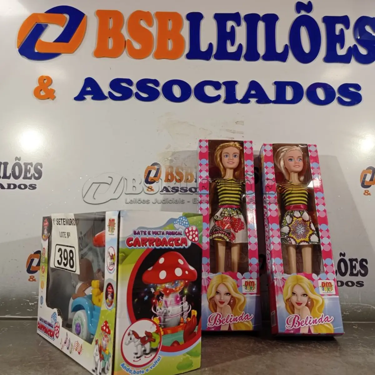 LOTE 398 - 01 BATE-VOLTA MUSICAL CARRUAGEM E 02 BONECAS BELINDA. (NO ESTADO) ATENÇÃO! FAZER A VISITAÇÃO ANTES DE ARREMATAR, NÃO SABEMOS SE FUNCIONA. LEILÃO NÃO TEM GARANTIA E NEM DEVOLUÇÃO, SUJEITO A POSSÍVEIS AVARIAS VISÍVEIS/OCULTAS E/OU AUSÊNCIA DE COMPONENTES.