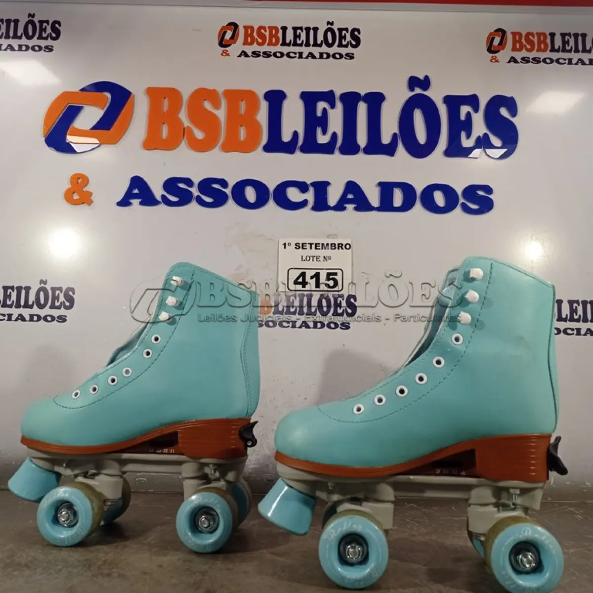 LOTE 415 - 01 PAR DE PATINS Nº31-34. (NO ESTADO) ATENÇÃO! FAZER A VISITAÇÃO ANTES DE ARREMATAR, NÃO SABEMOS SE FUNCIONA. LEILÃO NÃO TEM GARANTIA E NEM DEVOLUÇÃO, SUJEITO A POSSÍVEIS AVARIAS VISÍVEIS/OCULTAS E/OU AUSÊNCIA DE COMPONENTES.