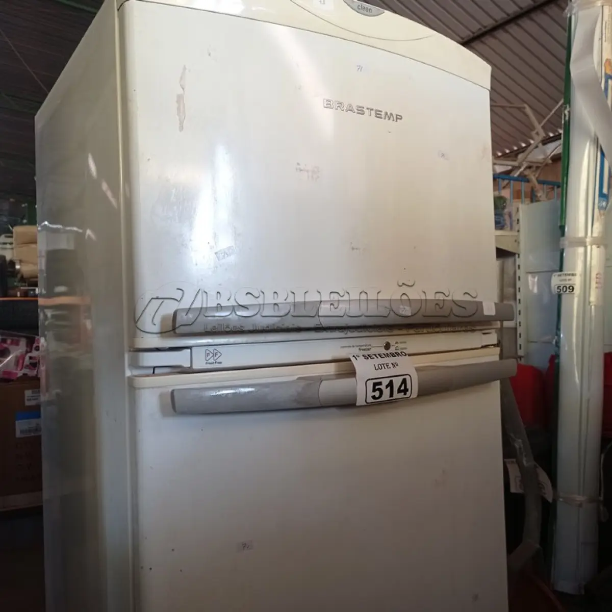 LOTE 514 - 01 GELADEIRA FROST FREE MARCA BRASTEMP 220V. (NO ESTADO) ATENÇÃO! FAZER A VISITAÇÃO ANTES DE ARREMATAR, NÃO SABEMOS SE FUNCIONA. LEILÃO NÃO TEM GARANTIA E NEM DEVOLUÇÃO, SUJEITO A POSSÍVEIS AVARIAS VISÍVEIS/OCULTAS E/OU AUSÊNCIA DE COMPONENTES.