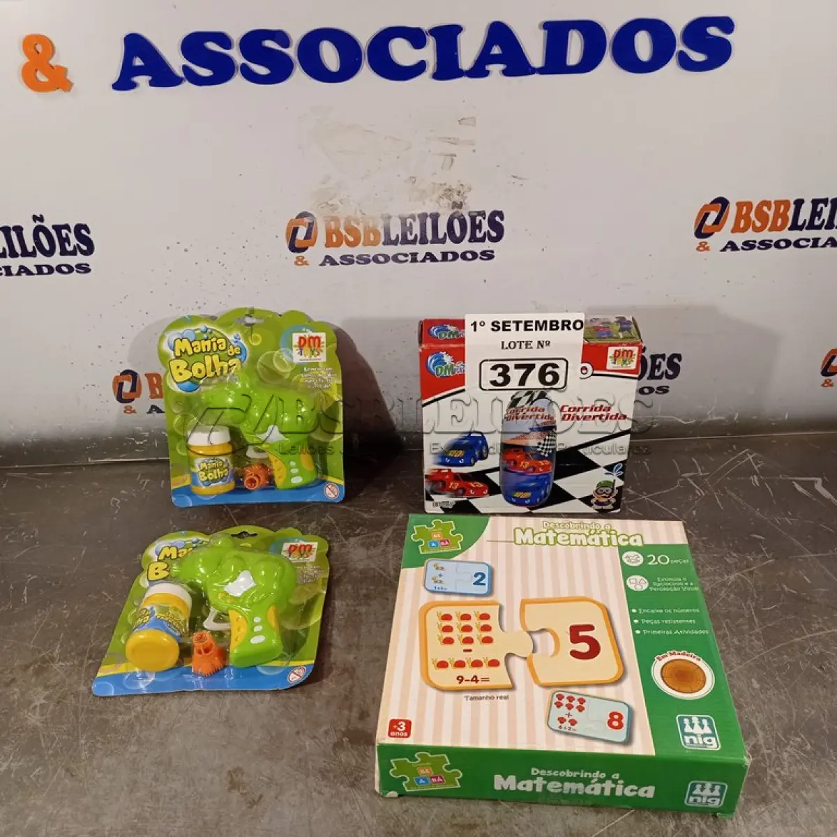 LOTE 376 - 01 BONECO JOÃO TEIMOSO, 01 JOGO DESCOBRINDO A MATEMÁTICA E 02 PISTOLAS DE BOLHAS. (NO ESTADO) ATENÇÃO! FAZER A VISITAÇÃO ANTES DE ARREMATAR, NÃO SABEMOS SE FUNCIONA. LEILÃO NÃO TEM GARANTIA E NEM DEVOLUÇÃO, SUJEITO A POSSÍVEIS AVARIAS VISÍVEIS/OCULTAS E/OU AUSÊNCIA DE COMPONENTES.