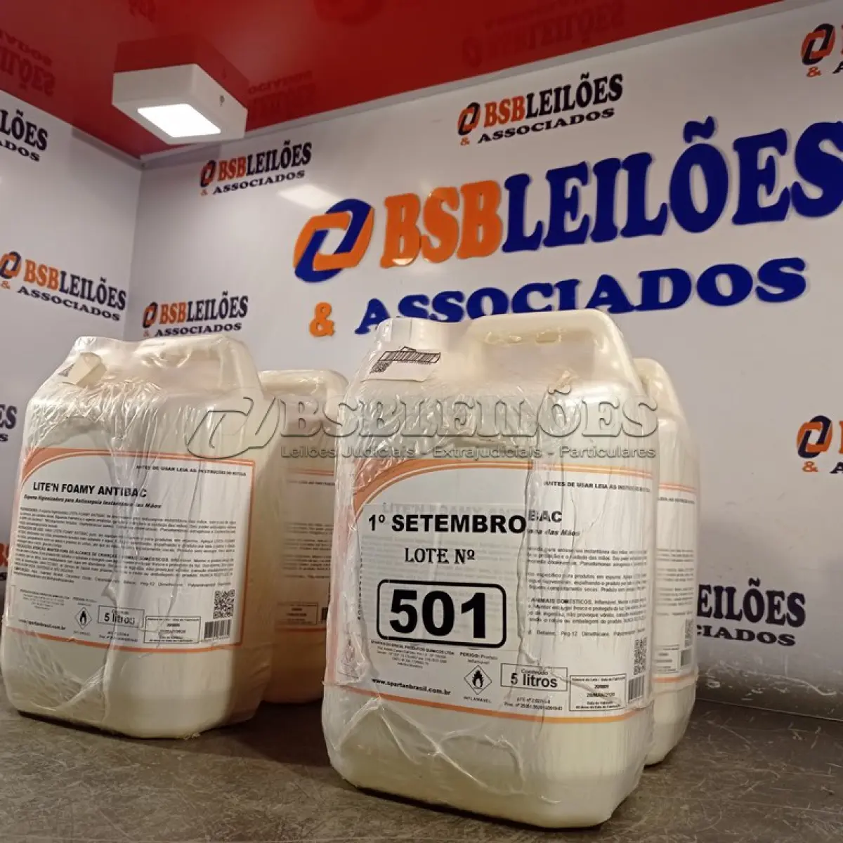 LOTE 501 - 20 LITROS DE ESPUMA HIGIENIZADORA PARA ANTISSEPSIA INSTANTÂNEA DAS MÃOS. (NO ESTADO) ATENÇÃO! FAZER A VISITAÇÃO ANTES DE ARREMATAR, NÃO SABEMOS SE FUNCIONA. LEILÃO NÃO TEM GARANTIA E NEM DEVOLUÇÃO, SUJEITO A POSSÍVEIS AVARIAS VISÍVEIS/OCULTAS E/OU AUSÊNCIA DE COMPONENTES.
