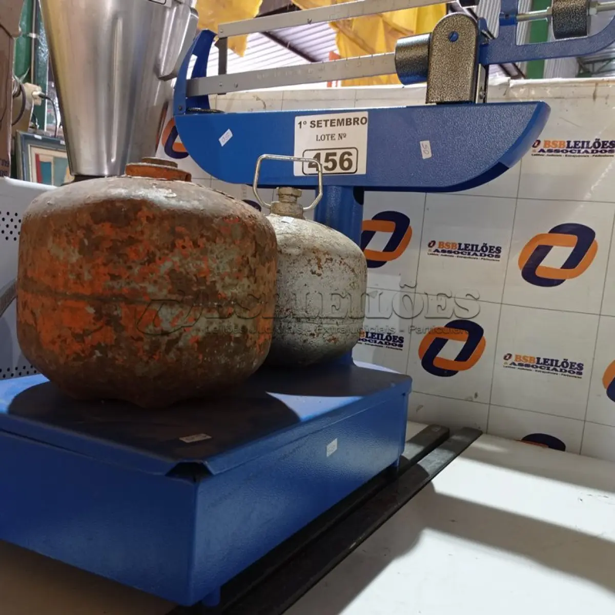 LOTE 456 - 01 BALANÇA ANALÓGICA BRIÃO CAPACIDADE 150KG E 02 BOTIJÕES DE GÁS P2. (NO ESTADO) ATENÇÃO! FAZER A VISITAÇÃO ANTES DE ARREMATAR, NÃO SABEMOS SE FUNCIONA. LEILÃO NÃO TEM GARANTIA E NEM DEVOLUÇÃO, SUJEITO A POSSÍVEIS AVARIAS VISÍVEIS/OCULTAS E/OU AUSÊNCIA DE COMPONENTES.