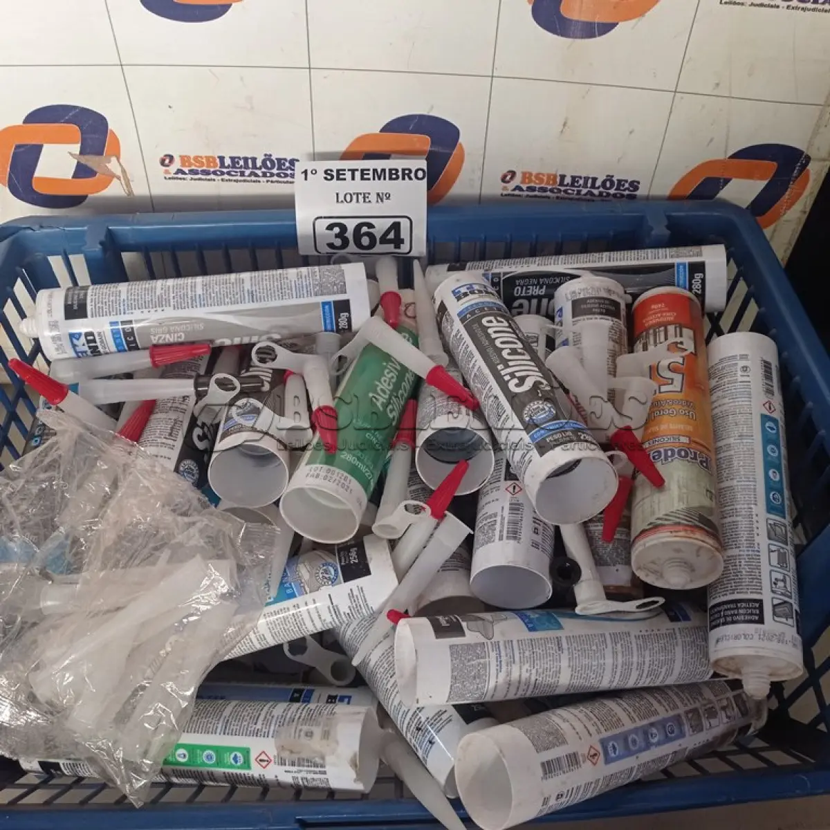LOTE 364 - 01 LOTE COM VÁRIAS BISNAGAS DE SILICONE DIVERSOS. (NO ESTADO) ATENÇÃO! FAZER A VISITAÇÃO ANTES DE ARREMATAR, NÃO SABEMOS SE FUNCIONA. LEILÃO NÃO TEM GARANTIA E NEM DEVOLUÇÃO, SUJEITO A POSSÍVEIS AVARIAS VISÍVEIS/OCULTAS E/OU AUSÊNCIA DE COMPONENTES.