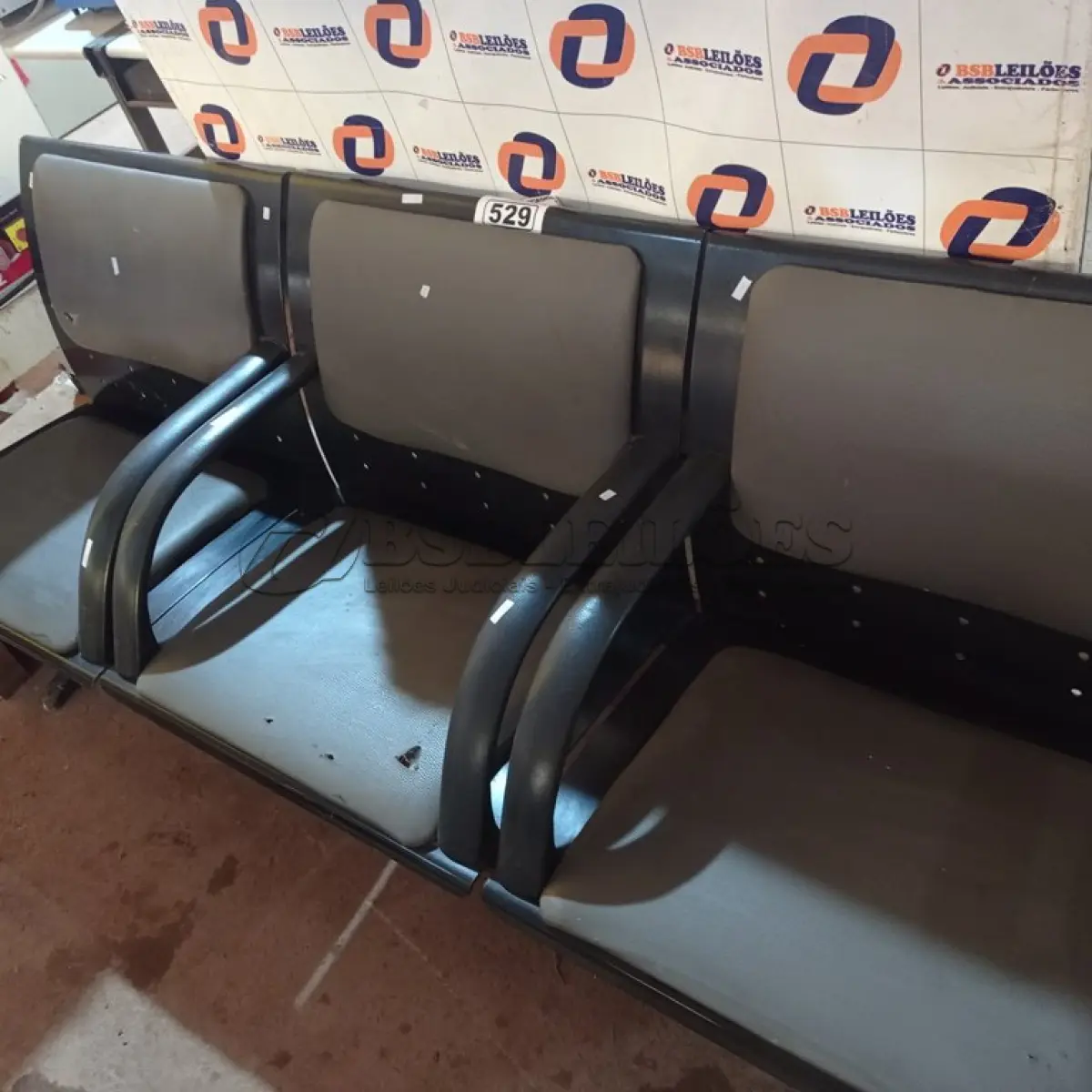 LOTE 529 - 01 LONGARINA DE 03 LUGARES. (NO ESTADO) ATENÇÃO! FAZER A VISITAÇÃO ANTES DE ARREMATAR, NÃO SABEMOS SE FUNCIONA. LEILÃO NÃO TEM GARANTIA E NEM DEVOLUÇÃO, SUJEITO A POSSÍVEIS AVARIAS VISÍVEIS/OCULTAS E/OU AUSÊNCIA DE COMPONENTES.