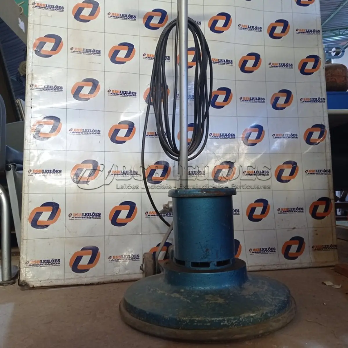 LOTE 532 - 01 ENCERADEIRA INDUSTRIAL. (NO ESTADO) ATENÇÃO! FAZER A VISITAÇÃO ANTES DE ARREMATAR, NÃO SABEMOS SE FUNCIONA. LEILÃO NÃO TEM GARANTIA E NEM DEVOLUÇÃO, SUJEITO A POSSÍVEIS AVARIAS VISÍVEIS/OCULTAS E/OU AUSÊNCIA DE COMPONENTES.