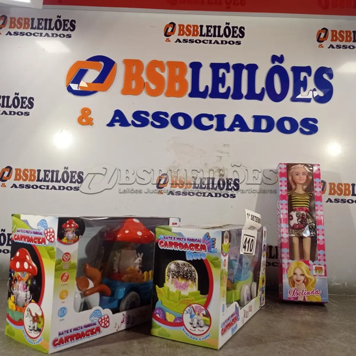 LOTE 410 - 02 BATE-VOLTA MUSICAL CARRUAGEM E 01 BONECA BELINDA. (NO ESTADO) ATENÇÃO! FAZER A VISITAÇÃO ANTES DE ARREMATAR, NÃO SABEMOS SE FUNCIONA. LEILÃO NÃO TEM GARANTIA E NEM DEVOLUÇÃO, SUJEITO A POSSÍVEIS AVARIAS VISÍVEIS/OCULTAS E/OU AUSÊNCIA DE COMPONENTES.