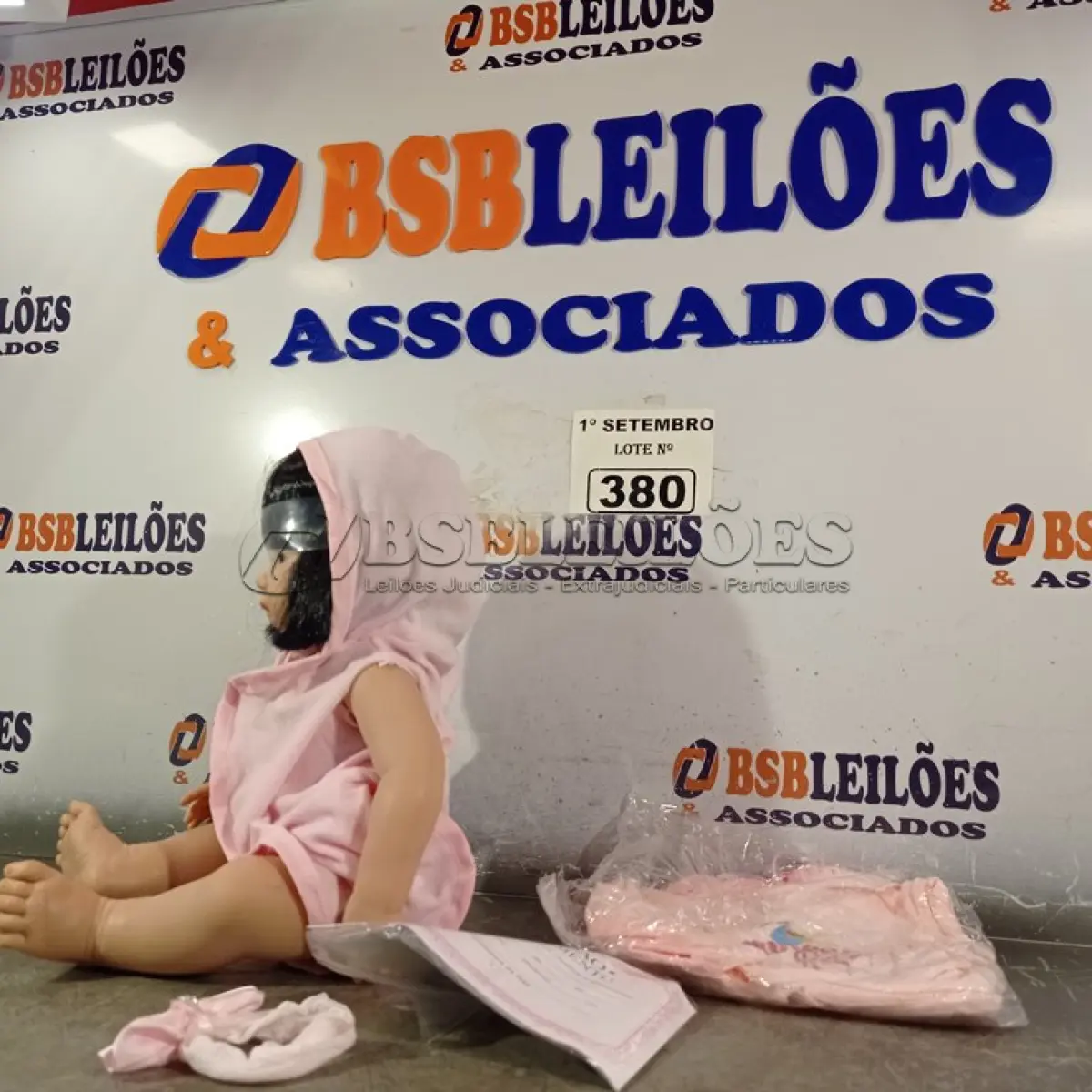 LOTE 380 - 01 BONECA BEBE REBORN. (NO ESTADO) ATENÇÃO! FAZER A VISITAÇÃO ANTES DE ARREMATAR, NÃO SABEMOS SE FUNCIONA. LEILÃO NÃO TEM GARANTIA E NEM DEVOLUÇÃO, SUJEITO A POSSÍVEIS AVARIAS VISÍVEIS/OCULTAS E/OU AUSÊNCIA DE COMPONENTES.