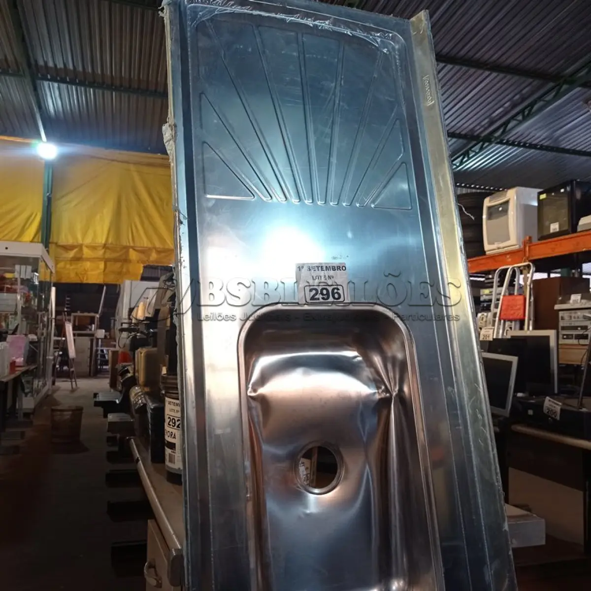 LOTE 296 - 01 PIA EM AÇO INOX CIMENTADA COM 01 CUBA MEDINDO 1,80M X 0,53CM. (NO ESTADO) ATENÇÃO! FAZER A VISITAÇÃO ANTES DE ARREMATAR, NÃO SABEMOS SE FUNCIONA. LEILÃO NÃO TEM GARANTIA E NEM DEVOLUÇÃO, SUJEITO A POSSÍVEIS AVARIAS VISÍVEIS/OCULTAS E/OU AUSÊNCIA DE COMPONENTES.