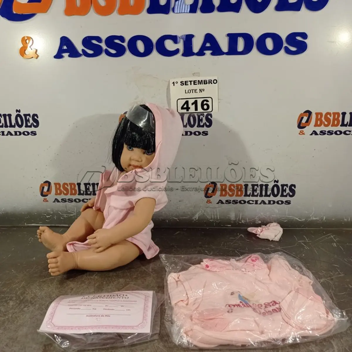LOTE 416 - 01 BONECA BEBE REBORN. (NO ESTADO) ATENÇÃO! FAZER A VISITAÇÃO ANTES DE ARREMATAR, NÃO SABEMOS SE FUNCIONA. LEILÃO NÃO TEM GARANTIA E NEM DEVOLUÇÃO, SUJEITO A POSSÍVEIS AVARIAS VISÍVEIS/OCULTAS E/OU AUSÊNCIA DE COMPONENTES.