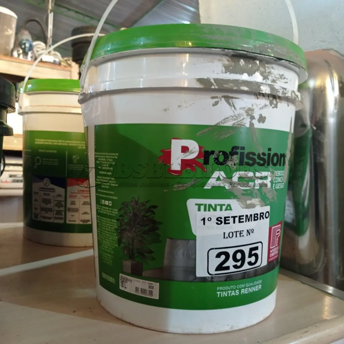 LOTE 295 - 01 BALDE DE TINTA ACRÍLICA INTERIORES 18L NA COR CONCRETO FOSCO. (NO ESTADO) ATENÇÃO! FAZER A VISITAÇÃO ANTES DE ARREMATAR, NÃO SABEMOS SE FUNCIONA. LEILÃO NÃO TEM GARANTIA E NEM DEVOLUÇÃO, SUJEITO A POSSÍVEIS AVARIAS VISÍVEIS/OCULTAS E/OU AUSÊNCIA DE COMPONENTES.