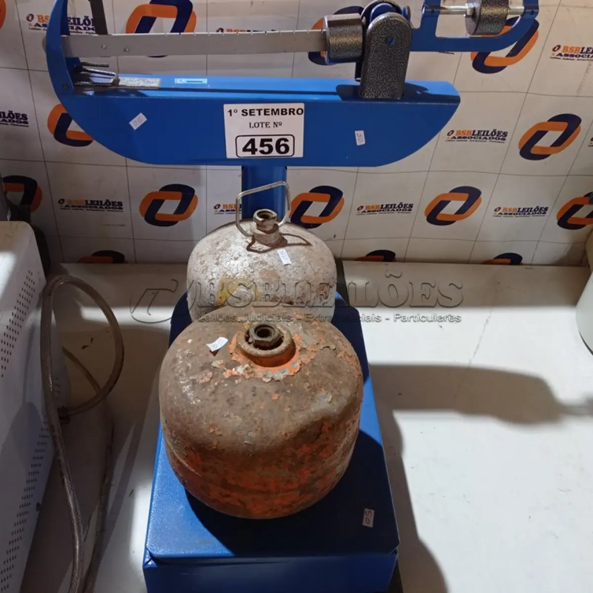 LOTE 456 - 01 BALANÇA ANALÓGICA BRIÃO CAPACIDADE 150KG E 02 BOTIJÕES DE GÁS P2. (NO ESTADO) ATENÇÃO! FAZER A VISITAÇÃO ANTES DE ARREMATAR, NÃO SABEMOS SE FUNCIONA. LEILÃO NÃO TEM GARANTIA E NEM DEVOLUÇÃO, SUJEITO A POSSÍVEIS AVARIAS VISÍVEIS/OCULTAS E/OU AUSÊNCIA DE COMPONENTES.