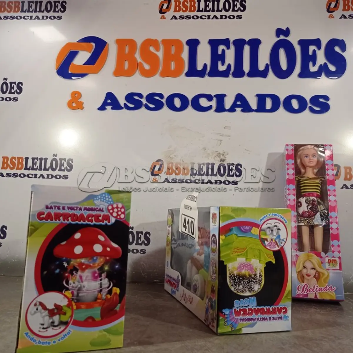 LOTE 410 - 02 BATE-VOLTA MUSICAL CARRUAGEM E 01 BONECA BELINDA. (NO ESTADO) ATENÇÃO! FAZER A VISITAÇÃO ANTES DE ARREMATAR, NÃO SABEMOS SE FUNCIONA. LEILÃO NÃO TEM GARANTIA E NEM DEVOLUÇÃO, SUJEITO A POSSÍVEIS AVARIAS VISÍVEIS/OCULTAS E/OU AUSÊNCIA DE COMPONENTES.