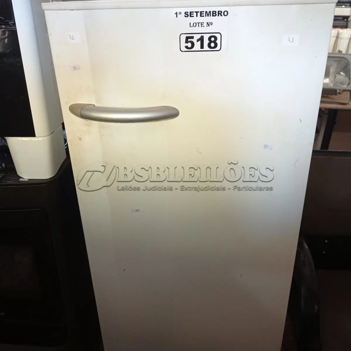 LOTE 518 - 01 GELADEIRA MARCA ELECTROLUX 220V. (NO ESTADO) ATENÇÃO! FAZER A VISITAÇÃO ANTES DE ARREMATAR, NÃO SABEMOS SE FUNCIONA. LEILÃO NÃO TEM GARANTIA E NEM DEVOLUÇÃO, SUJEITO A POSSÍVEIS AVARIAS VISÍVEIS/OCULTAS E/OU AUSÊNCIA DE COMPONENTES.