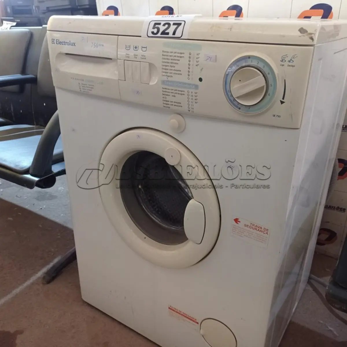 LOTE 527 - 01 LAVADORA DE ROUPAS MARCA ELECTROLUX. (NO ESTADO) ATENÇÃO! FAZER A VISITAÇÃO ANTES DE ARREMATAR, NÃO SABEMOS SE FUNCIONA. LEILÃO NÃO TEM GARANTIA E NEM DEVOLUÇÃO, SUJEITO A POSSÍVEIS AVARIAS VISÍVEIS/OCULTAS E/OU AUSÊNCIA DE COMPONENTES.
