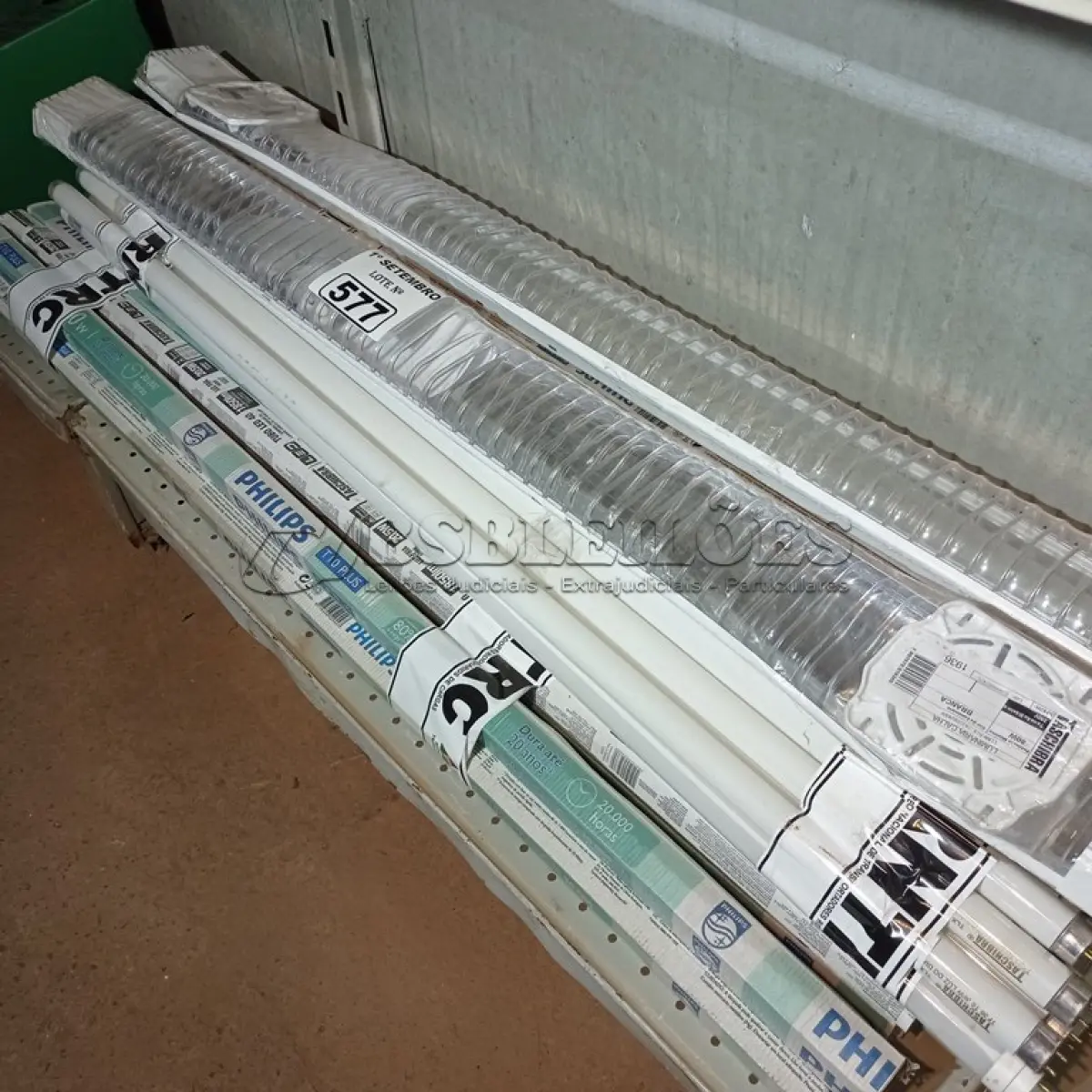 LOTE 577 - 02 LUMINÁRIAS E VÁRIAS LÂMPADAS FLUORESCENTES TUBULAR MARCAS E MODELOS DIVERSOS. (NO ESTADO) ATENÇÃO! FAZER A VISITAÇÃO ANTES DE ARREMATAR, NÃO SABEMOS SE FUNCIONA. LEILÃO NÃO TEM GARANTIA E NEM DEVOLUÇÃO, SUJEITO A POSSÍVEIS AVARIAS VISÍVEIS/OCULTAS E/OU AUSÊNCIA DE COMPONENTES.