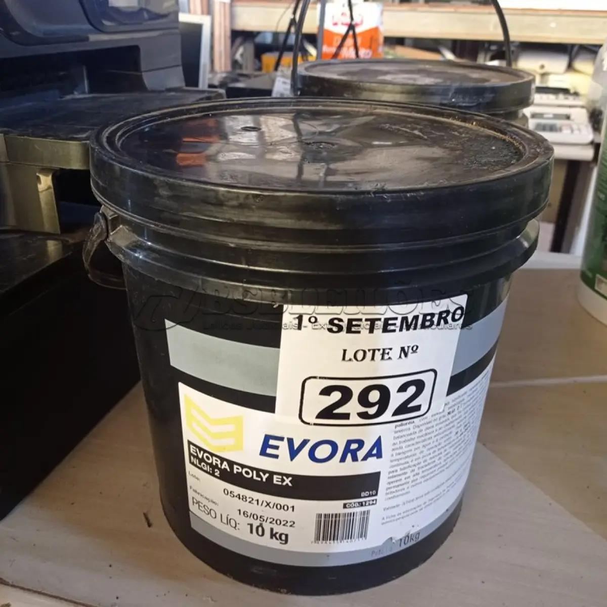 LOTE 292 - 01 BALDE DE GRAXA EVORA POLY EX NLGI:2 10 KG. (NO ESTADO) ATENÇÃO! FAZER A VISITAÇÃO ANTES DE ARREMATAR, NÃO SABEMOS SE FUNCIONA. LEILÃO NÃO TEM GARANTIA E NEM DEVOLUÇÃO, SUJEITO A POSSÍVEIS AVARIAS VISÍVEIS/OCULTAS E/OU AUSÊNCIA DE COMPONENTES.
