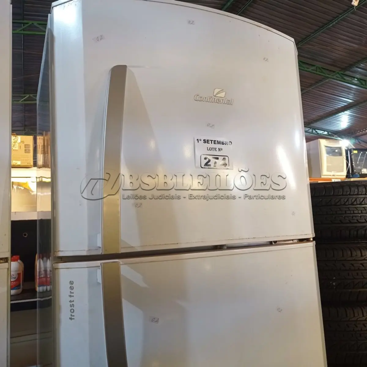 LOTE 274 - 01 GELADEIRA FROST FREE MARCA CONTINENTAL 220V. (NO ESTADO) ATENÇÃO! FAZER A VISITAÇÃO ANTES DE ARREMATAR, NÃO SABEMOS SE FUNCIONA. LEILÃO NÃO TEM GARANTIA E NEM DEVOLUÇÃO, SUJEITO A POSSÍVEIS AVARIAS VISÍVEIS/OCULTAS E/OU AUSÊNCIA DE COMPONENTES.