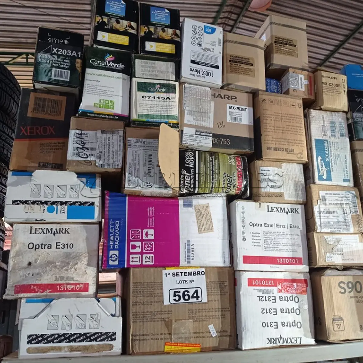 LOTE 564 - 01 LOTE COM GRANDE QUANTIDADE DE TONERS MARCAS E MODELOS DIVERSOS. (NO ESTADO) ATENÇÃO! FAZER A VISITAÇÃO ANTES DE ARREMATAR, NÃO SABEMOS SE FUNCIONA. LEILÃO NÃO TEM GARANTIA E NEM DEVOLUÇÃO, SUJEITO A POSSÍVEIS AVARIAS VISÍVEIS/OCULTAS E/OU AUSÊNCIA DE COMPONENTES.