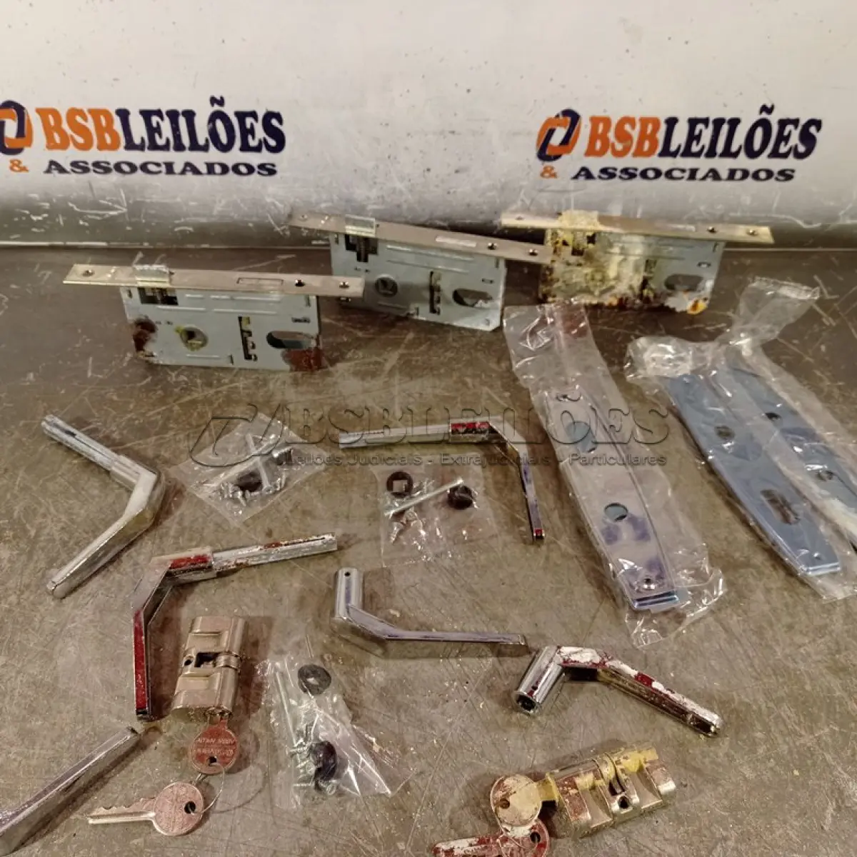 LOTE 319 - 01 LOTE COM VÁRIAS FECHADURAS MARCAS E MODELOS DIVERSOS. (NO ESTADO) ATENÇÃO! FAZER A VISITAÇÃO ANTES DE ARREMATAR, NÃO SABEMOS SE FUNCIONA. LEILÃO NÃO TEM GARANTIA E NEM DEVOLUÇÃO, SUJEITO A POSSÍVEIS AVARIAS VISÍVEIS/OCULTAS E/OU AUSÊNCIA DE COMPONENTES.