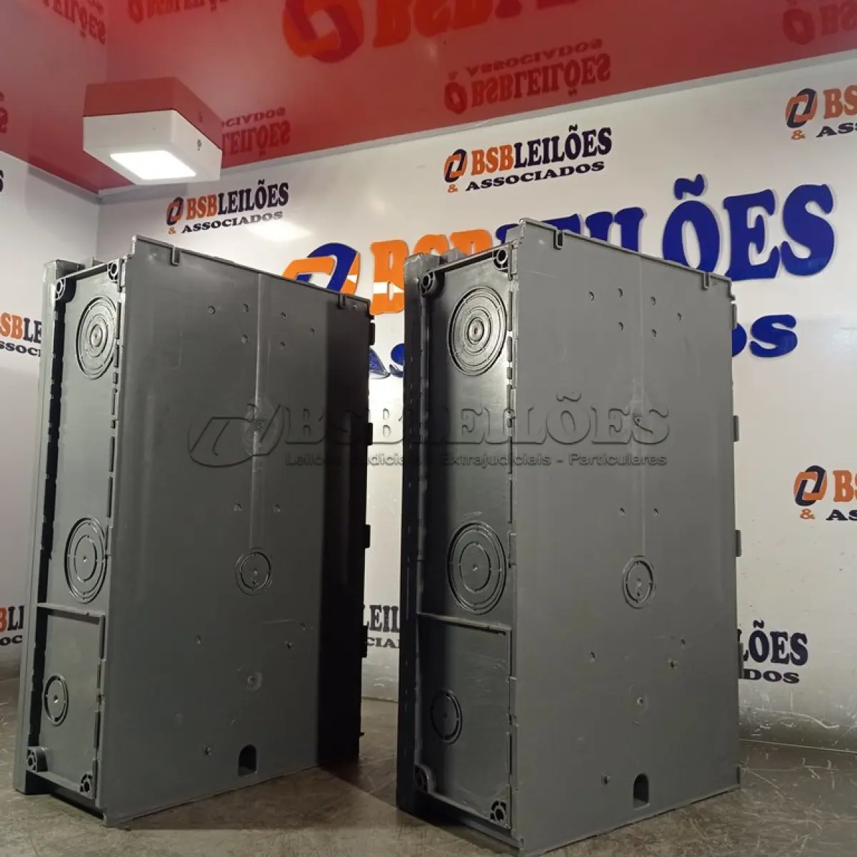 LOTE 549 - 02 QUADROS PARA MEDIDOR DE ENERGIA. (NO ESTADO) ATENÇÃO! FAZER A VISITAÇÃO ANTES DE ARREMATAR, NÃO SABEMOS SE FUNCIONA. LEILÃO NÃO TEM GARANTIA E NEM DEVOLUÇÃO, SUJEITO A POSSÍVEIS AVARIAS VISÍVEIS/OCULTAS E/OU AUSÊNCIA DE COMPONENTES.