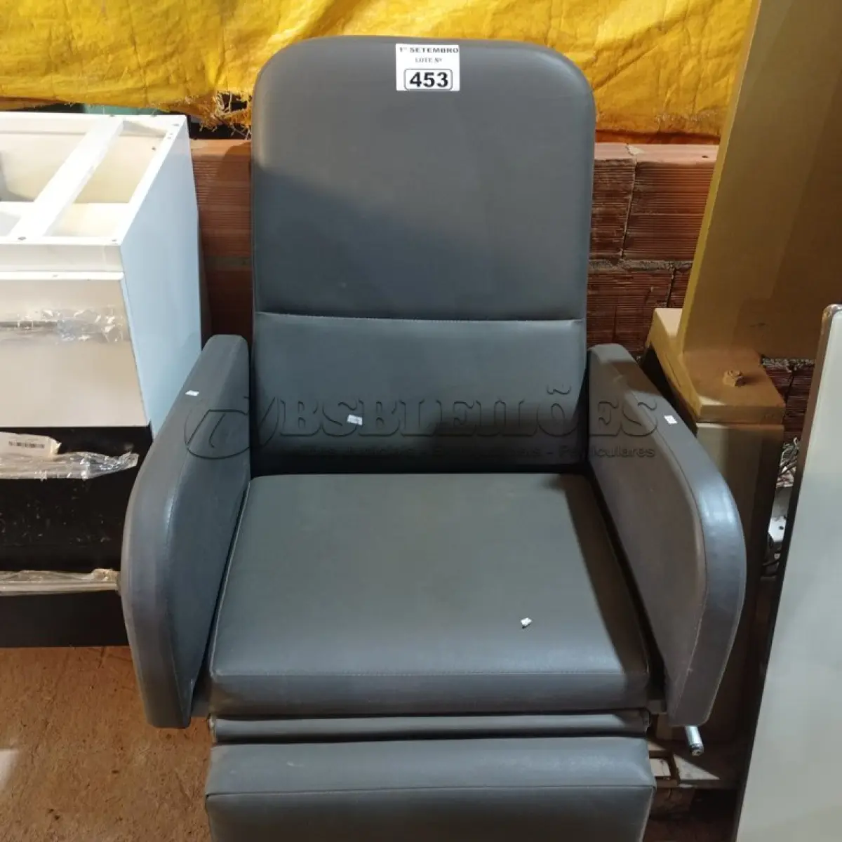 LOTE 453 - 01 POLTRONA PARA DESCANSO. (NO ESTADO) ATENÇÃO! FAZER A VISITAÇÃO ANTES DE ARREMATAR, NÃO SABEMOS SE FUNCIONA. LEILÃO NÃO TEM GARANTIA E NEM DEVOLUÇÃO, SUJEITO A POSSÍVEIS AVARIAS VISÍVEIS/OCULTAS E/OU AUSÊNCIA DE COMPONENTES.