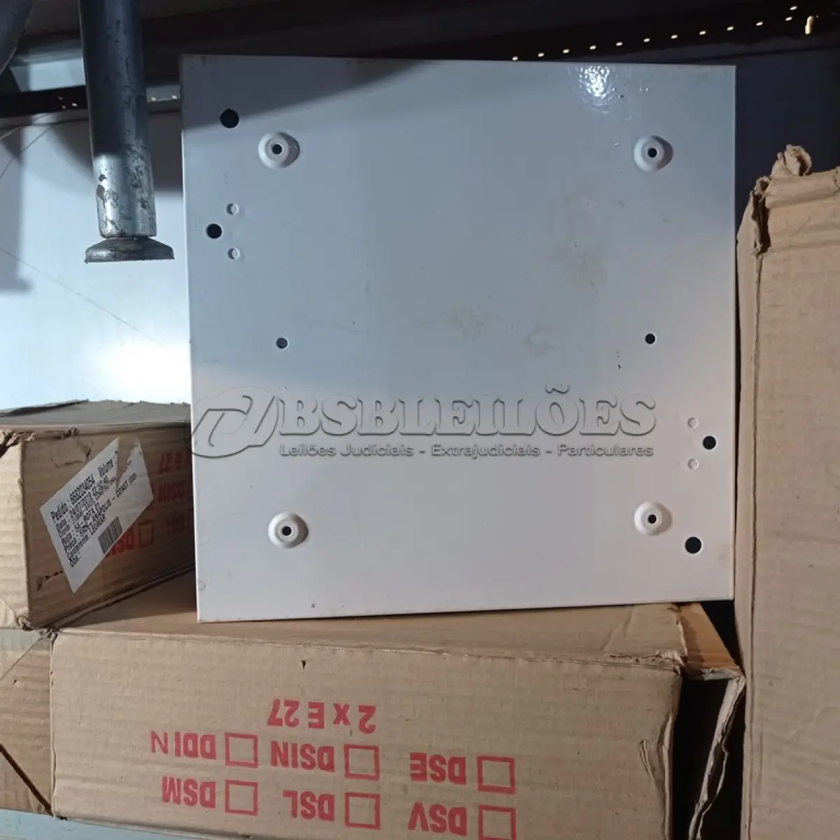 LOTE 578 - 05 LUMINÁRIAS QUADRADAS DE SOBREPOR. (NO ESTADO) ATENÇÃO! FAZER A VISITAÇÃO ANTES DE ARREMATAR, NÃO SABEMOS SE FUNCIONA. LEILÃO NÃO TEM GARANTIA E NEM DEVOLUÇÃO, SUJEITO A POSSÍVEIS AVARIAS VISÍVEIS/OCULTAS E/OU AUSÊNCIA DE COMPONENTES.
