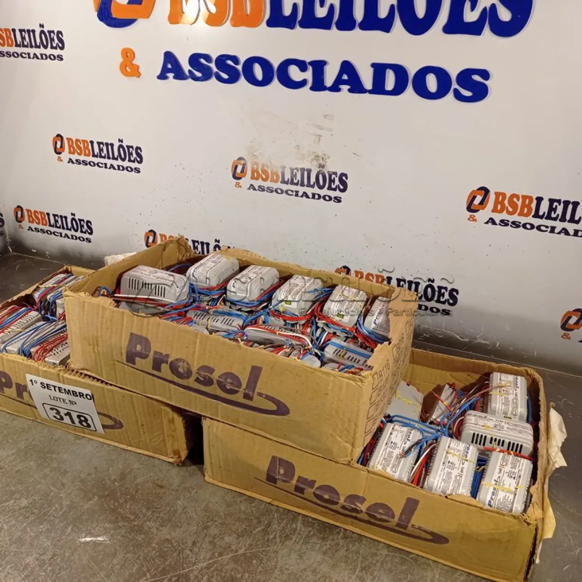 LOTE 318 - 01 LOTE COM GRANDE QUANTIDADE DE REATORES PARA LÂMPADAS FLUORESCENTES 1X40W. (NO ESTADO) ATENÇÃO! FAZER A VISITAÇÃO ANTES DE ARREMATAR, NÃO SABEMOS SE FUNCIONA. LEILÃO NÃO TEM GARANTIA E NEM DEVOLUÇÃO, SUJEITO A POSSÍVEIS AVARIAS VISÍVEIS/OCULTAS E/OU AUSÊNCIA DE COMPONENTES.