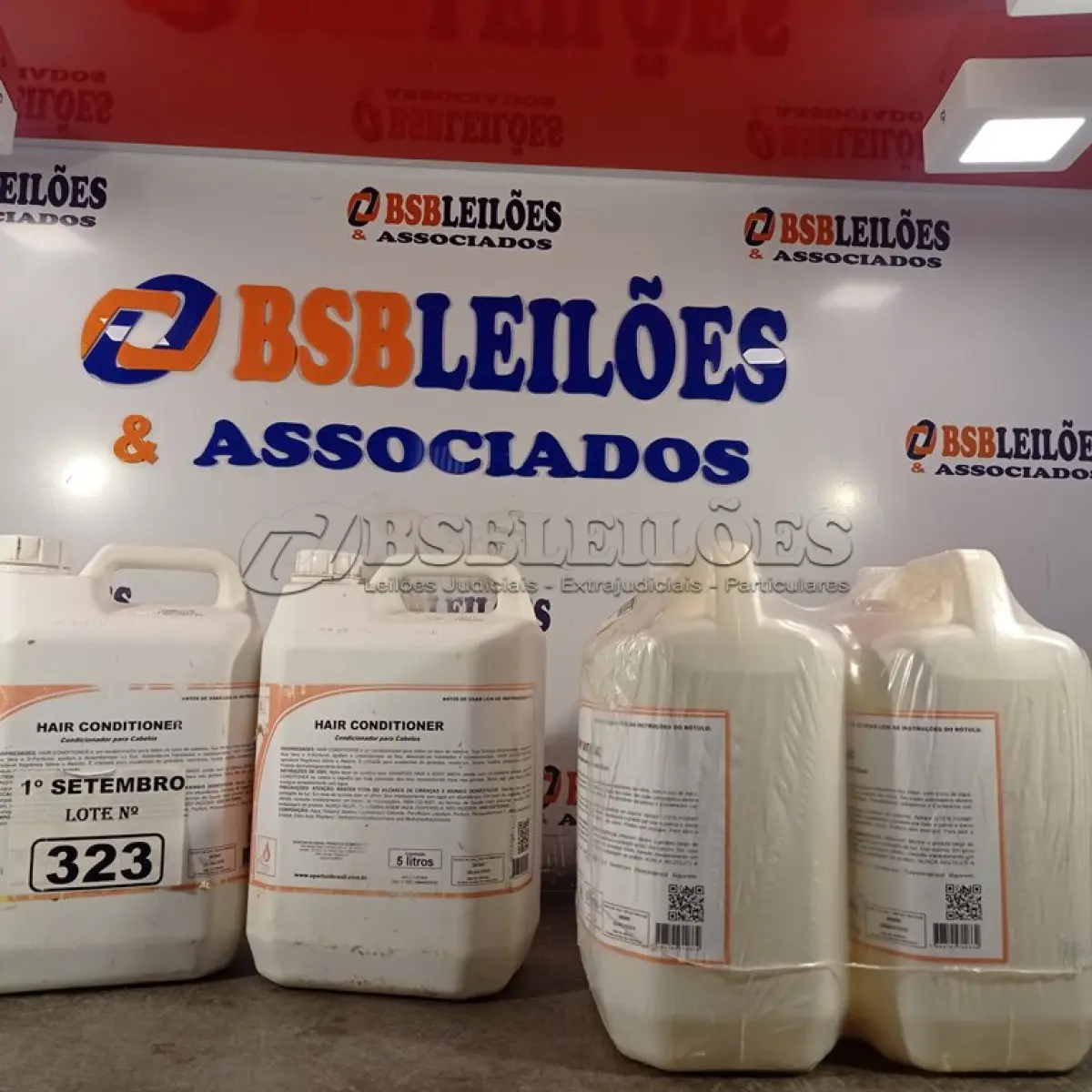 LOTE 323 - 10 LITROS DE ESPUMA HIGIENIZADORA PARA ANTISSEPSIA INSTANTÂNEA DAS MÃOS E 10 LITROS DE CONDICIONADOR PARA CABELOS. (NO ESTADO) ATENÇÃO! FAZER A VISITAÇÃO ANTES DE ARREMATAR, NÃO SABEMOS SE FUNCIONA. LEILÃO NÃO TEM GARANTIA E NEM DEVOLUÇÃO, SUJEITO A POSSÍVEIS AVARIAS VISÍVEIS/OCULTAS E/OU AUSÊNCIA DE COMPONENTES.