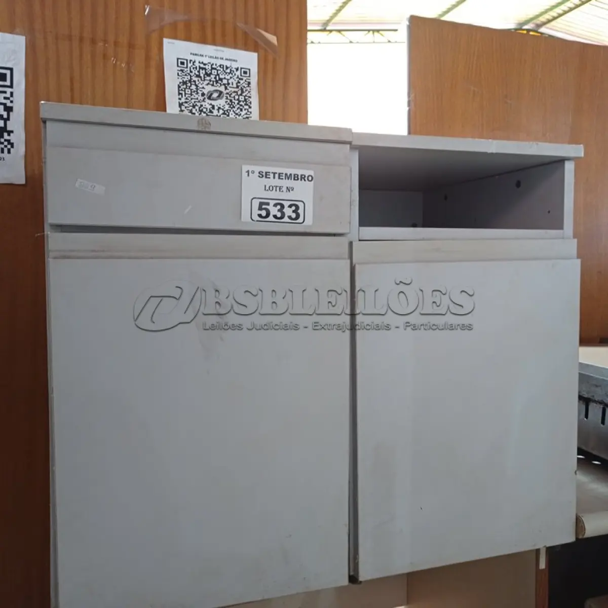 LOTE 533 - 01 MESA BAIXA E 02 ARMÁRIOS PORTA CPU. (NO ESTADO) ATENÇÃO! FAZER A VISITAÇÃO ANTES DE ARREMATAR, NÃO SABEMOS SE FUNCIONA. LEILÃO NÃO TEM GARANTIA E NEM DEVOLUÇÃO, SUJEITO A POSSÍVEIS AVARIAS VISÍVEIS/OCULTAS E/OU AUSÊNCIA DE COMPONENTES.