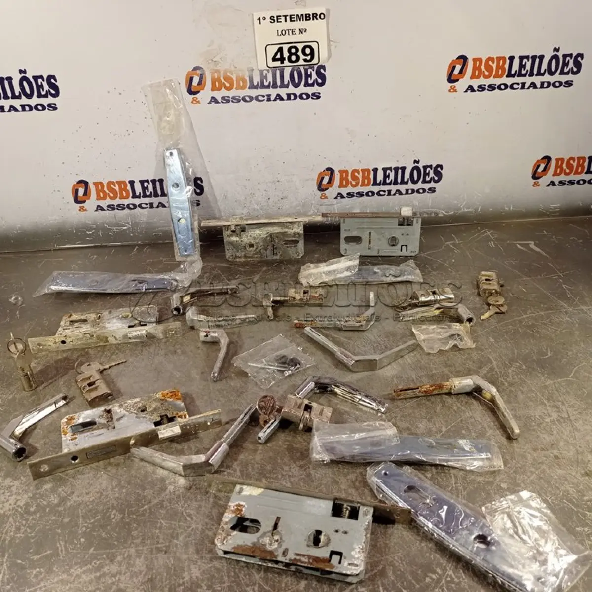 LOTE 489 - 01 LOTE COM VÁRIAS FECHADURAS MARCAS E MODELOS DIVERSOS. (NO ESTADO) ATENÇÃO! FAZER A VISITAÇÃO ANTES DE ARREMATAR, NÃO SABEMOS SE FUNCIONA. LEILÃO NÃO TEM GARANTIA E NEM DEVOLUÇÃO, SUJEITO A POSSÍVEIS AVARIAS VISÍVEIS/OCULTAS E/OU AUSÊNCIA DE COMPONENTES.