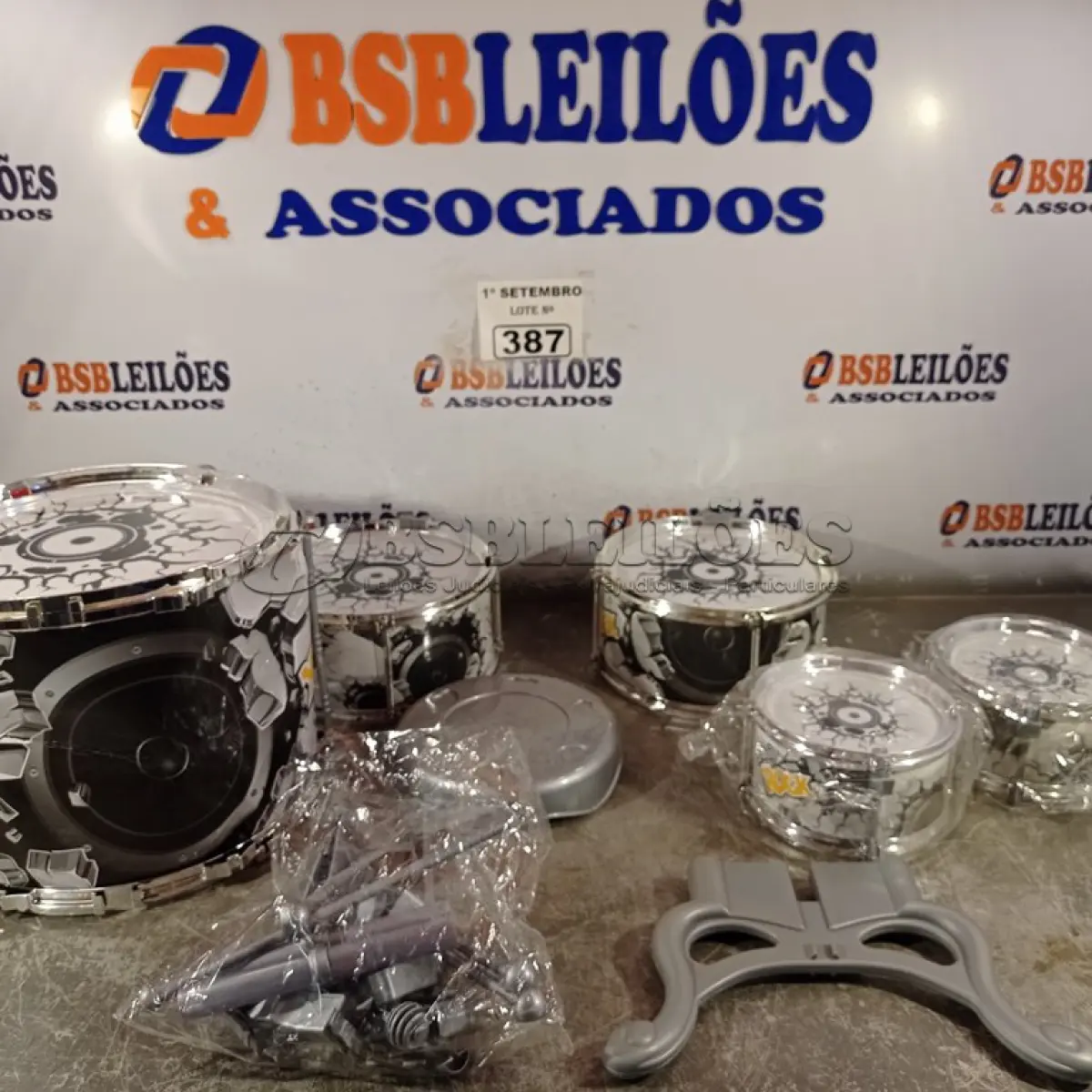 LOTE 387 - 01 BATERIA INFANTIL. (NO ESTADO) ATENÇÃO! FAZER A VISITAÇÃO ANTES DE ARREMATAR, NÃO SABEMOS SE FUNCIONA. LEILÃO NÃO TEM GARANTIA E NEM DEVOLUÇÃO, SUJEITO A POSSÍVEIS AVARIAS VISÍVEIS/OCULTAS E/OU AUSÊNCIA DE COMPONENTES.