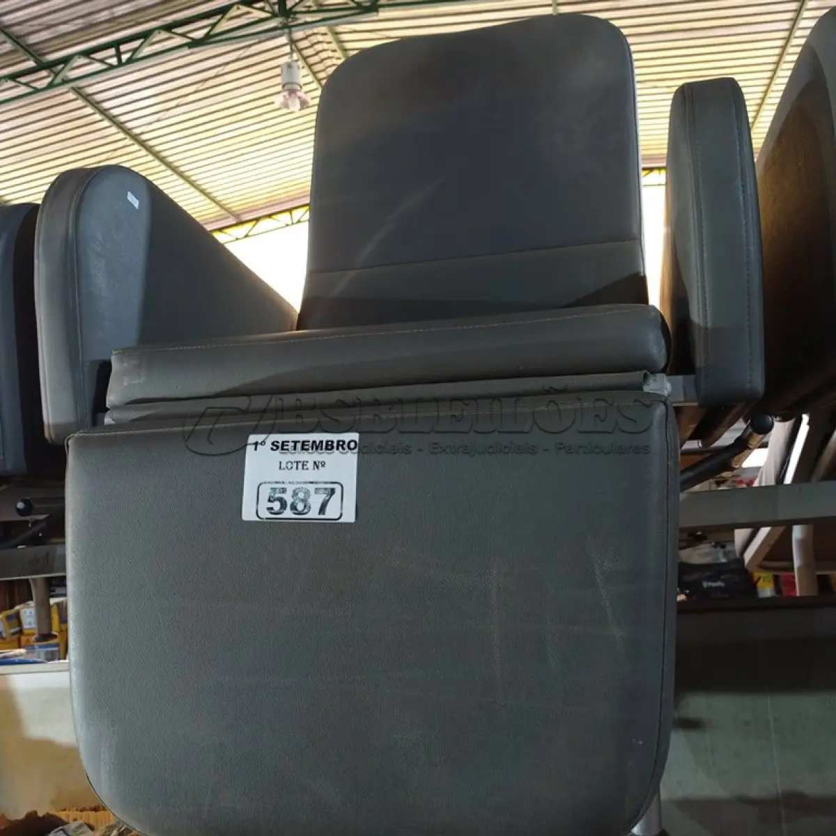 LOTE 587 - 01 POLTRONA PARA DESCANSO. (NO ESTADO) ATENÇÃO! FAZER A VISITAÇÃO ANTES DE ARREMATAR, NÃO SABEMOS SE FUNCIONA. LEILÃO NÃO TEM GARANTIA E NEM DEVOLUÇÃO, SUJEITO A POSSÍVEIS AVARIAS VISÍVEIS/OCULTAS E/OU AUSÊNCIA DE COMPONENTES.